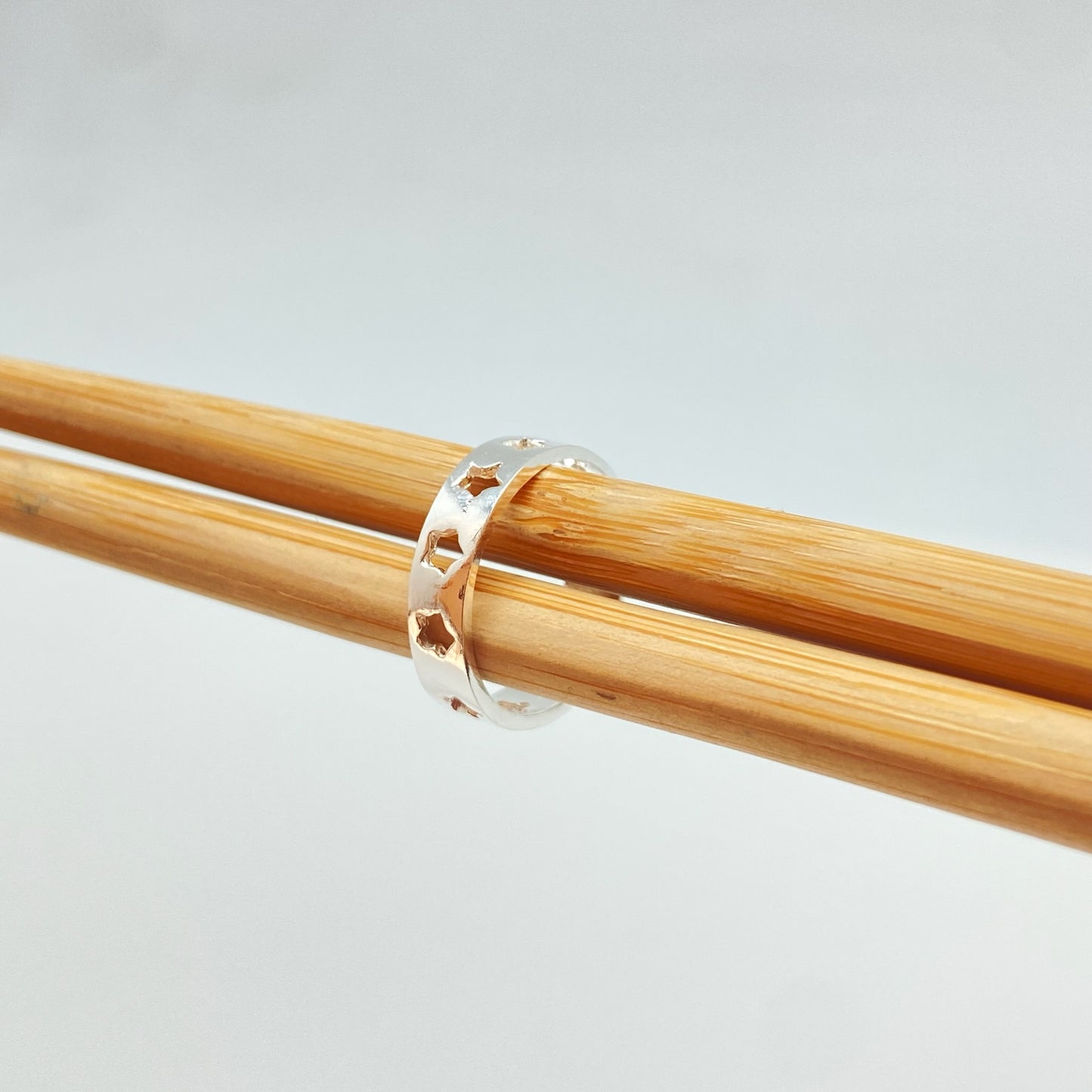 WP60 Anillo Estrellas caladas Ancho argolla 6 mm Anillo Baño Plata Anillos Bañados hecho de Bronce Bañado en Plata 50 ml Joyas Bañadas en Plata