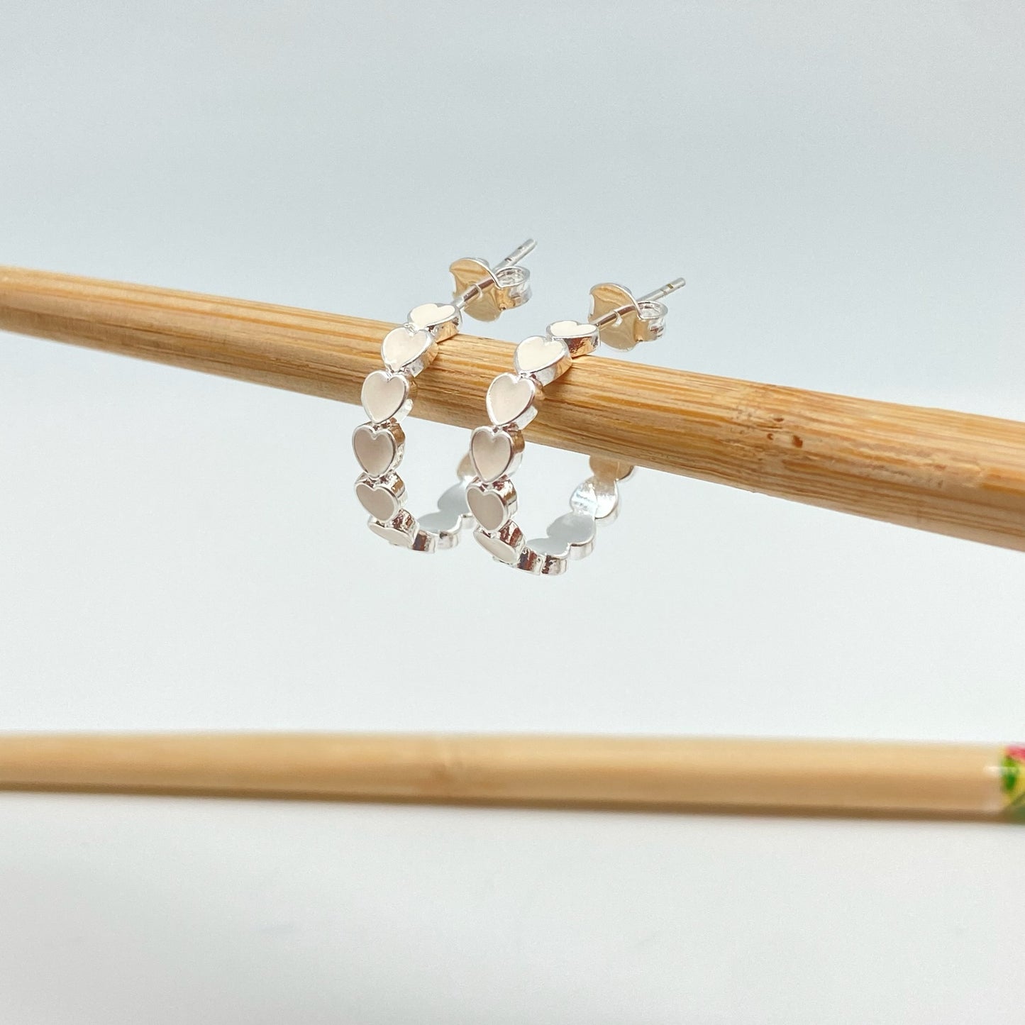 XP301 Aro Argolla Corazones con resina color Dia. 15 mm ancho 4 mm Aro Baño Plata