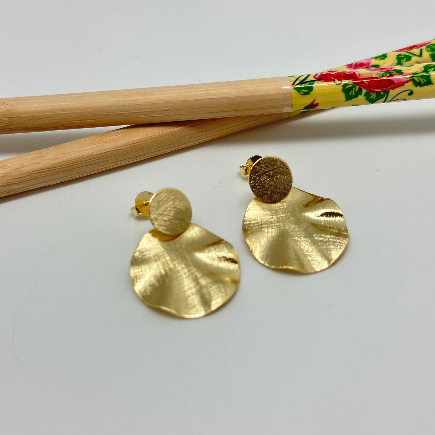 XO311 Aro Redondo tipo organico Largo total 27 mm Base 10 mm Figura diá. 20 mm Aro Baño Oro Aros Bañados hecho de Bronce Bañado en Oro 18K Joyas Bañadas en Oro