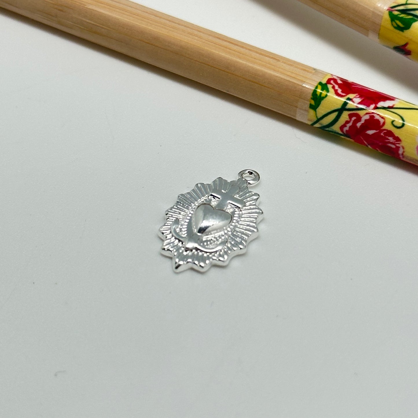 FP1028 Colgante Detente con cruz en relieve borde irregular 17 x 12 mm mas argollita Figura Baño Plata