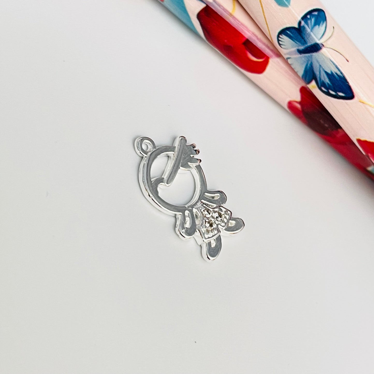 FP913 Colgante Niñito con circones 15x11 mm más argollita Figura Baño Plata