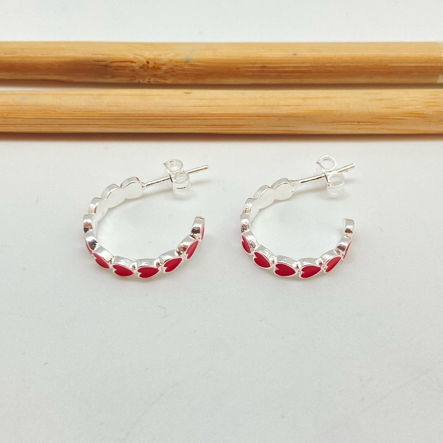 XP301 Aro Argolla Corazones con resina color Dia. 15 mm ancho 4 mm Aro Baño Plata