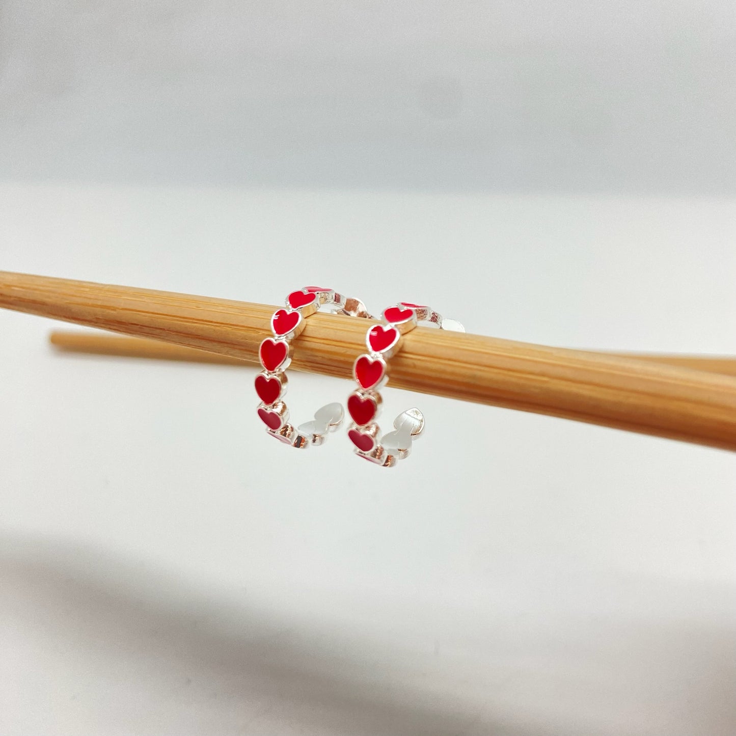 XP301 Aro Argolla Corazones con resina color Dia. 15 mm ancho 4 mm Aro Baño Plata