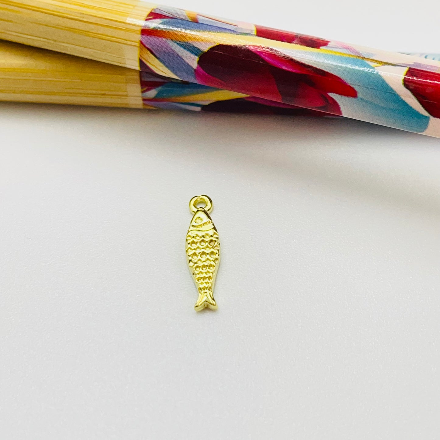 FO1232 Colgante Pez Koi 12 x 4 mm más argollita Espesor 1.5 mm Figura Baño Oro