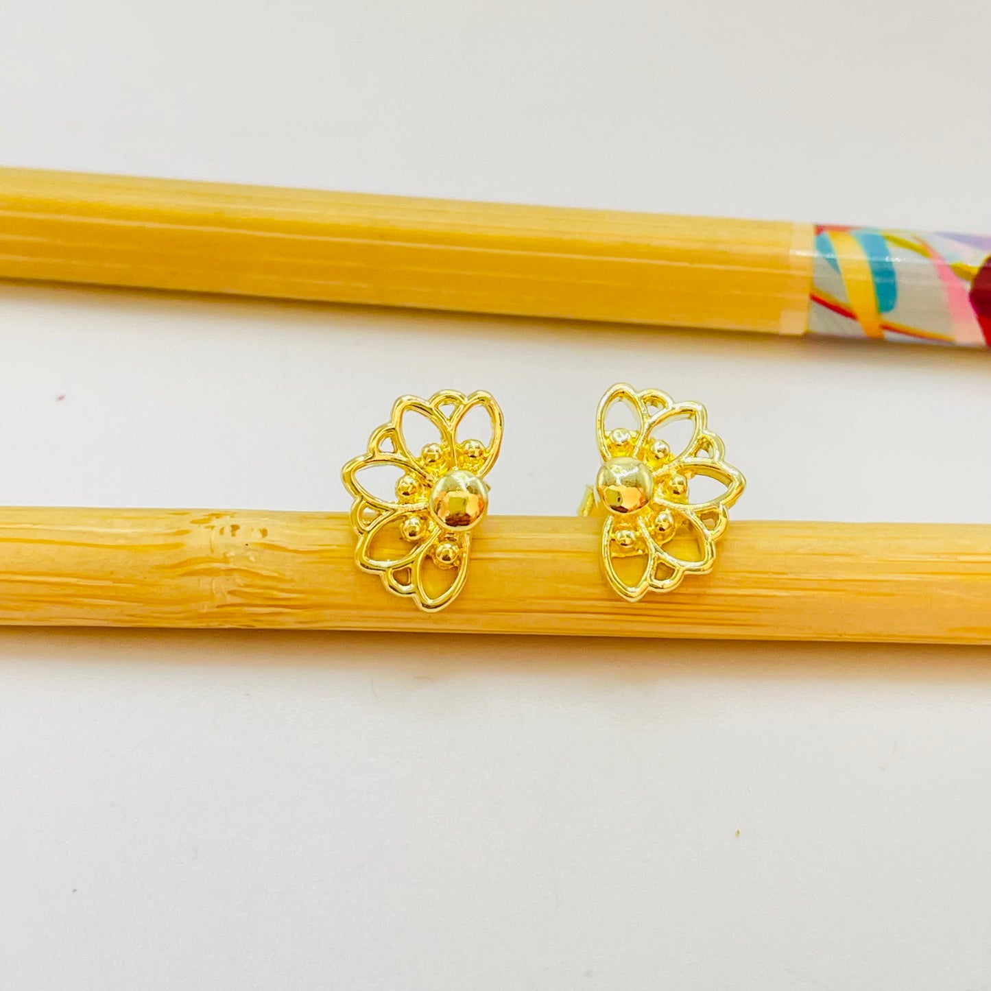 Joyas por Mayor Joyas Bañadas en Oro por Mayor Insumos para Joyas XO525 Aro Media Flor Margarita Calada 13 x 8.5 mm Espesor 1.5 mm Aro Baño Oro