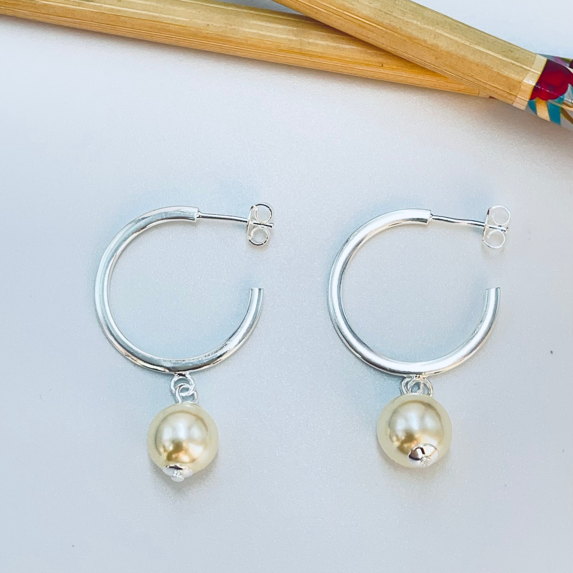 Joyas por Mayor Joyas Bañadas en Plata por Mayor Insumos para Joyas XP537 Aro Argolla con Perla Colgante de 10 mm de diá. Diá 24 mm Ancho 1.2 mm Espesor 2.1 mm Aro Baño Plata