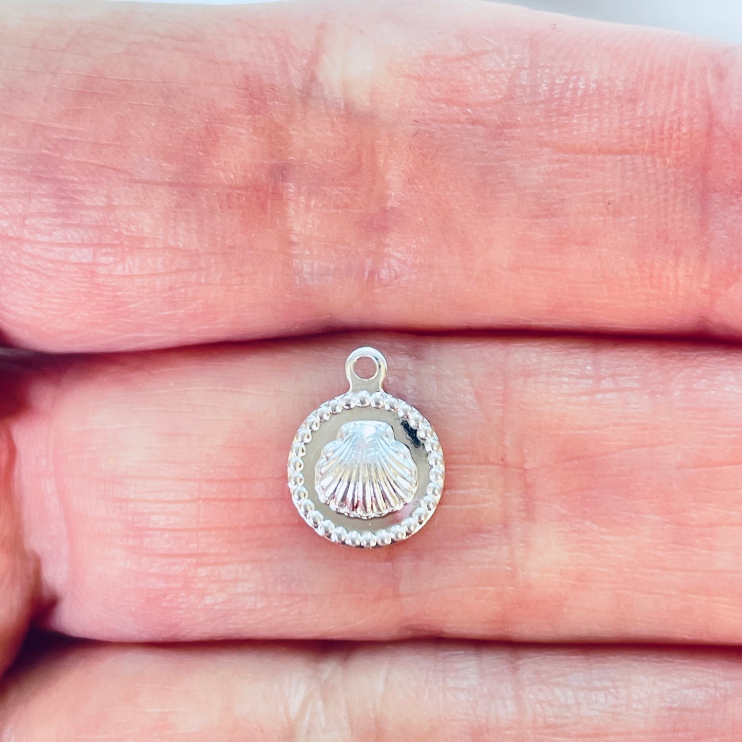 FP1196 Mini Colgante Redondo Diseños de Mar Borde Rutilado Diá. 8 mm más argollita Espesor 1 mm Figura Baño Plata