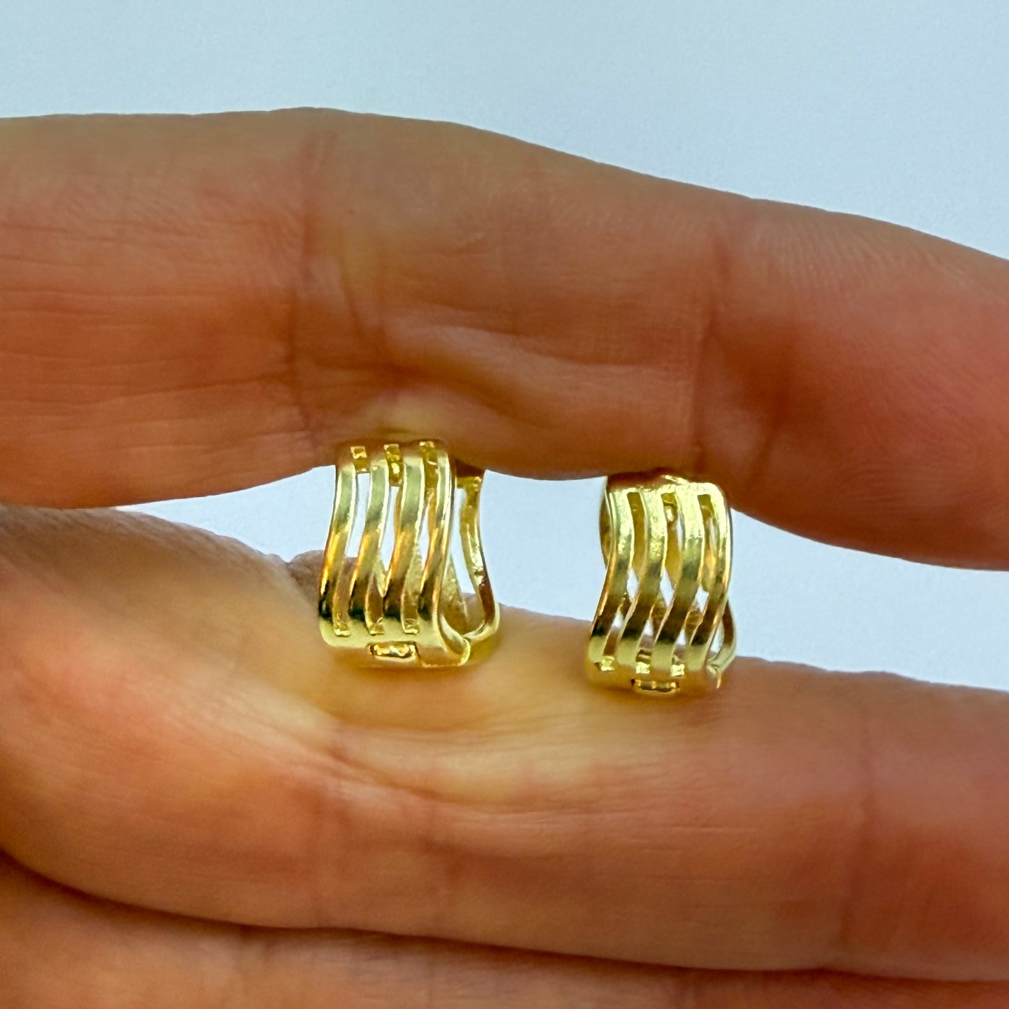 Joyas por Mayor Joyas Bañadas en Oro por Mayor Insumos para Joyas XO557 Aro Argolla Click 3 Líneas Onduladas diá. 12 mm Ancho 6 mm Espesor 1.5 mm Aro Baño Oro