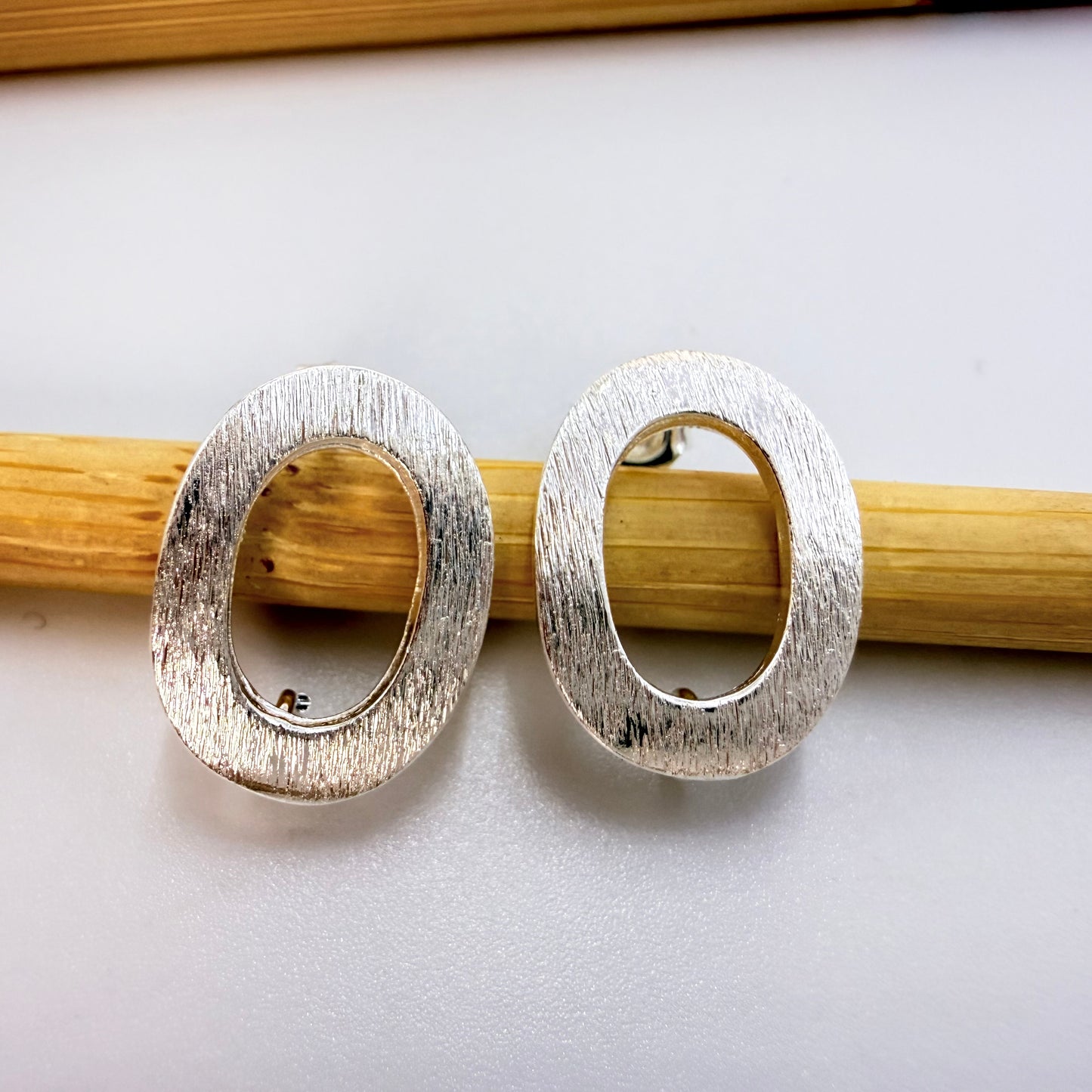 Joyas por Mayor Joyas Bañadas en Plata por Mayor Insumos para Joyas BP116 Base de Aro Ovalada Calada Argolla Posterior 18 x 13 mm Espesor 2.2 mm Base de Aro Baño Plata