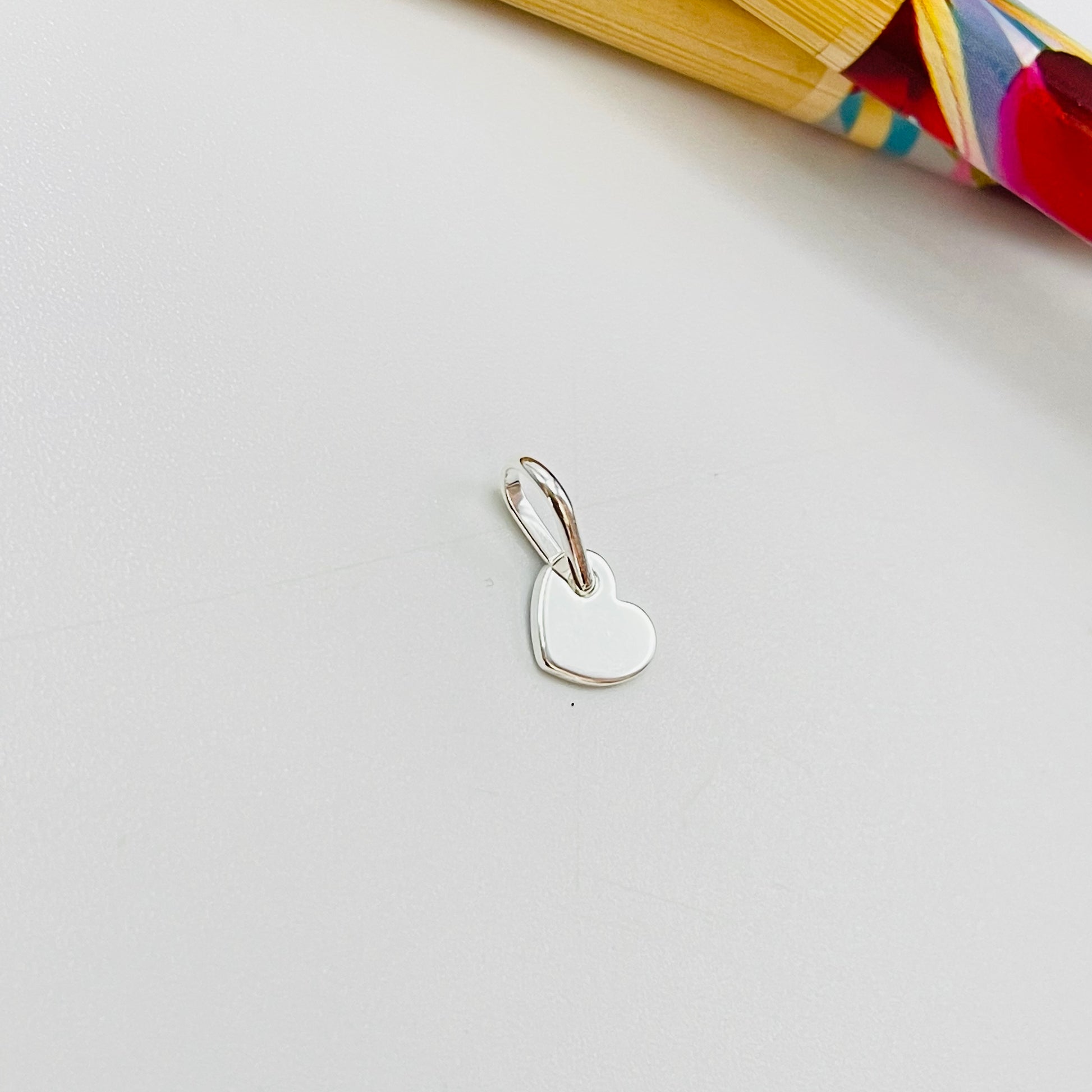 FP1088 Colgante Corazón liso de lado S 8 mm más valier Espesor 1 mm Figura Baño Plata Figuras Bañadas hecho de Bronce Bañado en Plata 50 ml Joyas Bañadas en Plata
