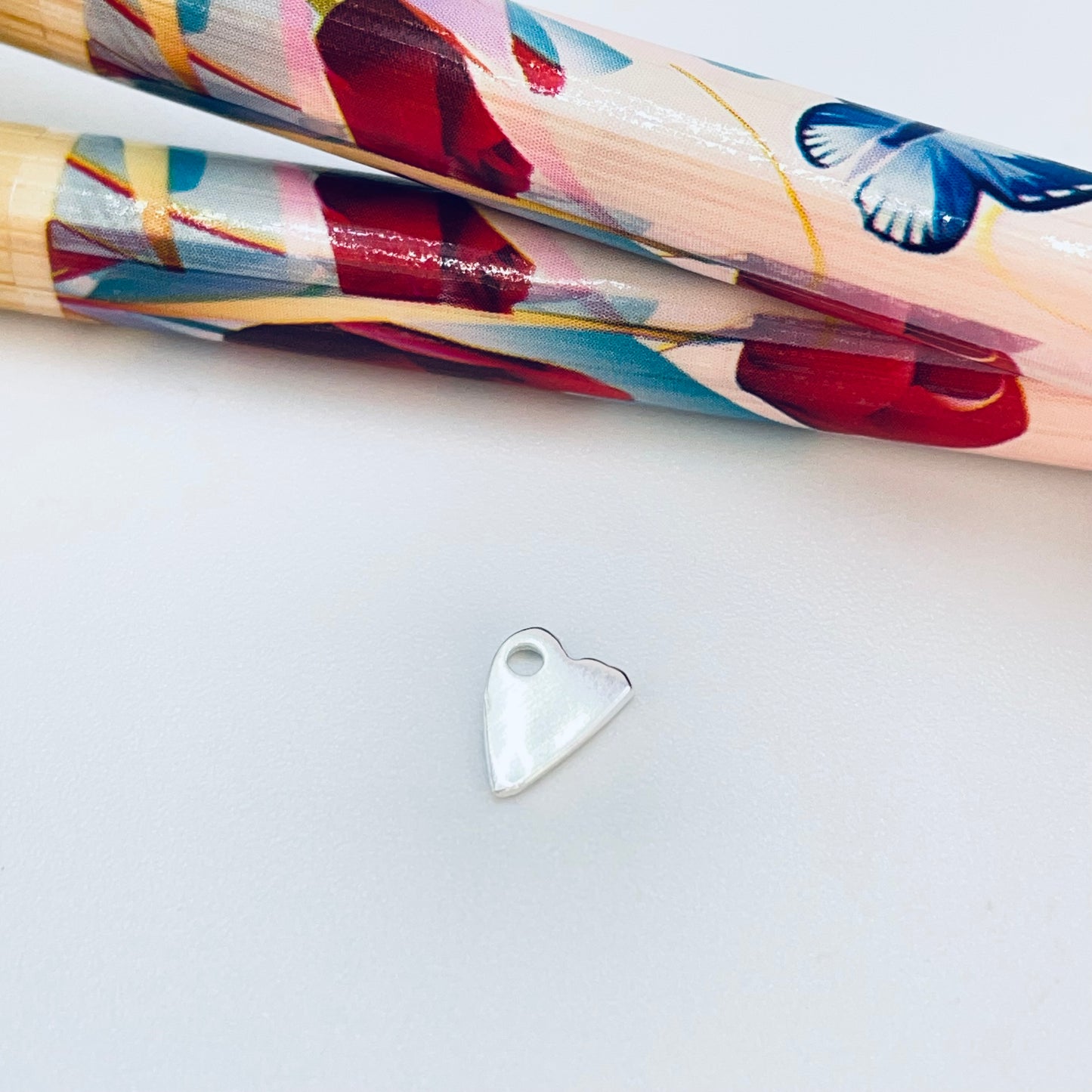 FP467 Corazón 7 x 6 mm Artesanal Figura Baño Plata