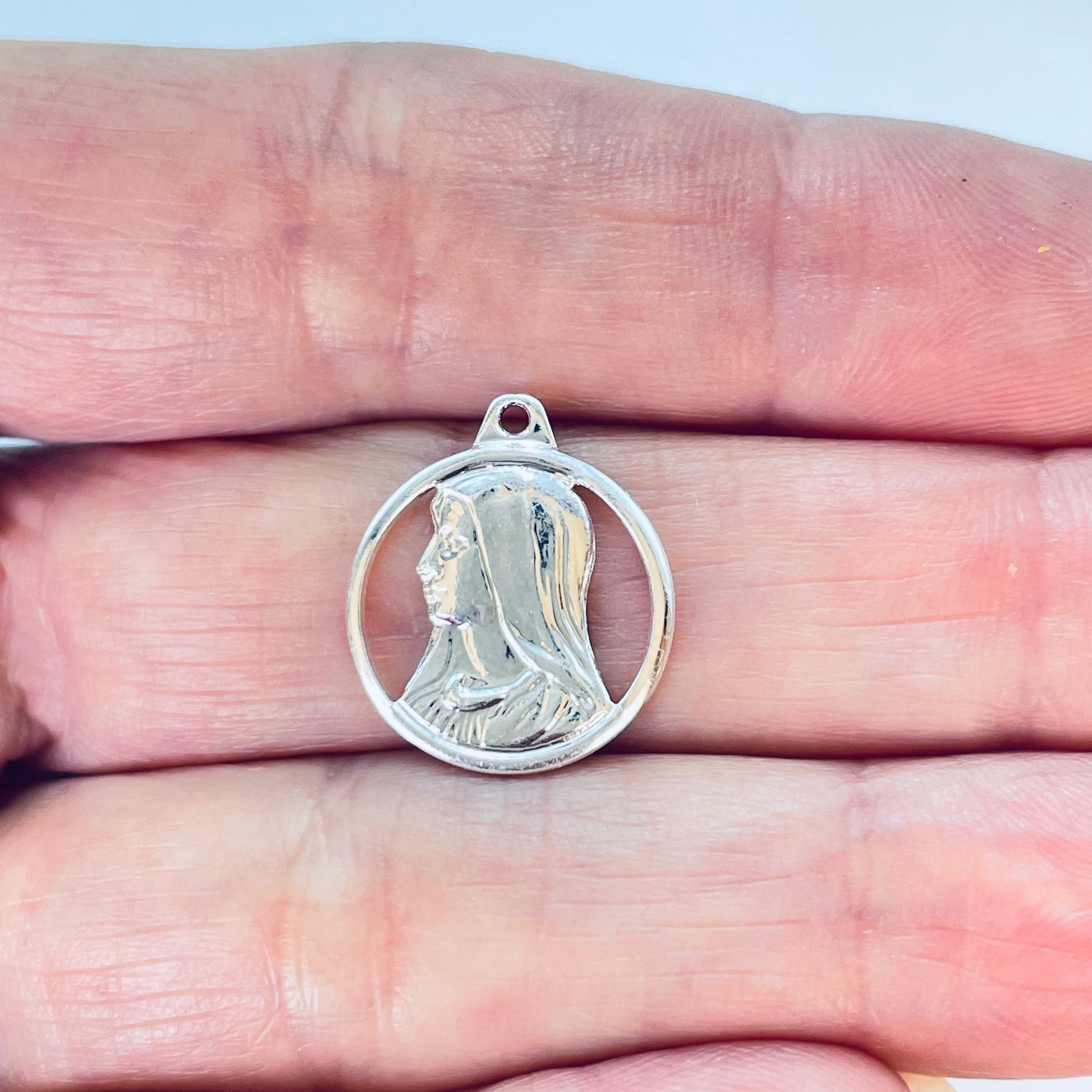 Joyas por Mayor Joyas Bañadas en Plata por Mayor Insumos para Joyas FP1207 Colgante Medalla calada Virgen Niña Diá. 15 mm mas argollita Espesor 1 mm Figura Baño Plata