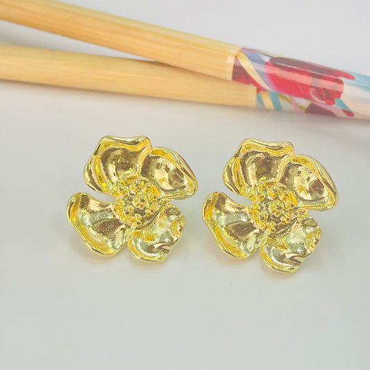 Joyas por Mayor Joyas Bañadas en Oro por Mayor Insumos para Joyas XO515 Aro Flor 4 pétalos y pistilos en relieve diá. 24 mm espesor 2 mm Aro Baño Oro