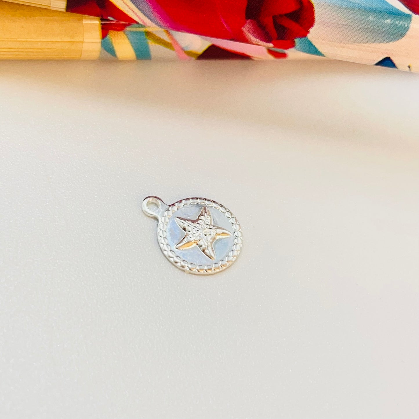 FP1196 Mini Colgante Redondo Diseños de Mar Borde Rutilado Diá. 8 mm más argollita Espesor 1 mm Figura Baño Plata