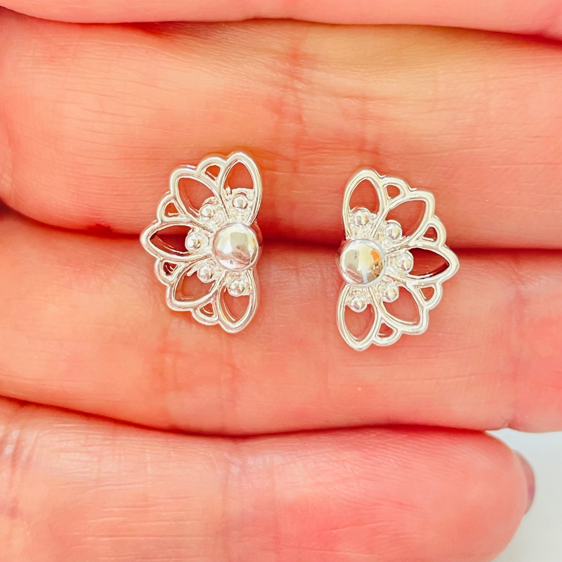 Joyas por Mayor Joyas Bañadas en Plata por Mayor Insumos para Joyas XP525 Aro Media Flor Margarita Calada 13 x 8.5 mm Espesor 1.5 mm Aro Baño Plata