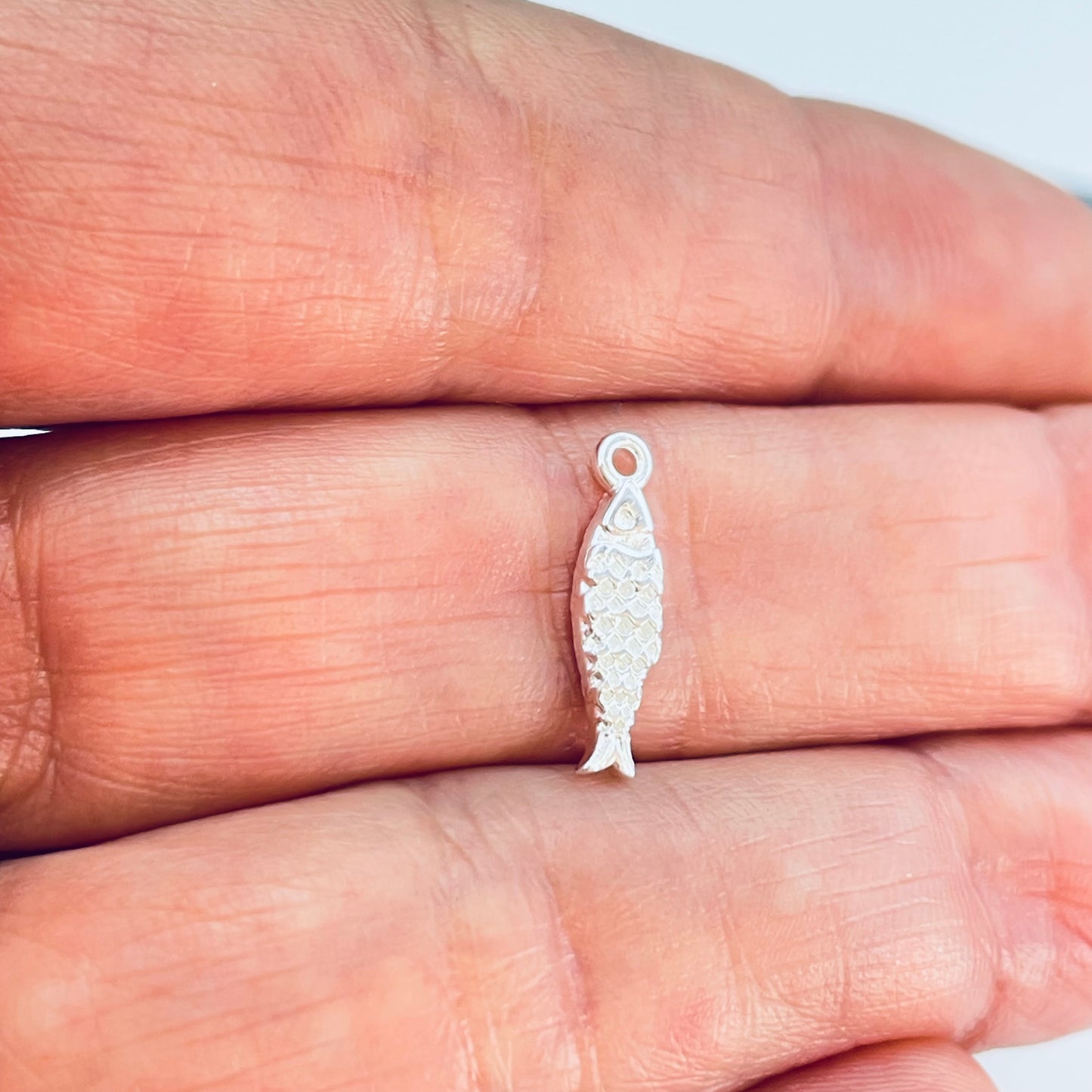 FP1232 Colgante Pez Koi 12 x 4 mm más argollita Espesor 1.5 mm Figura Baño Plata