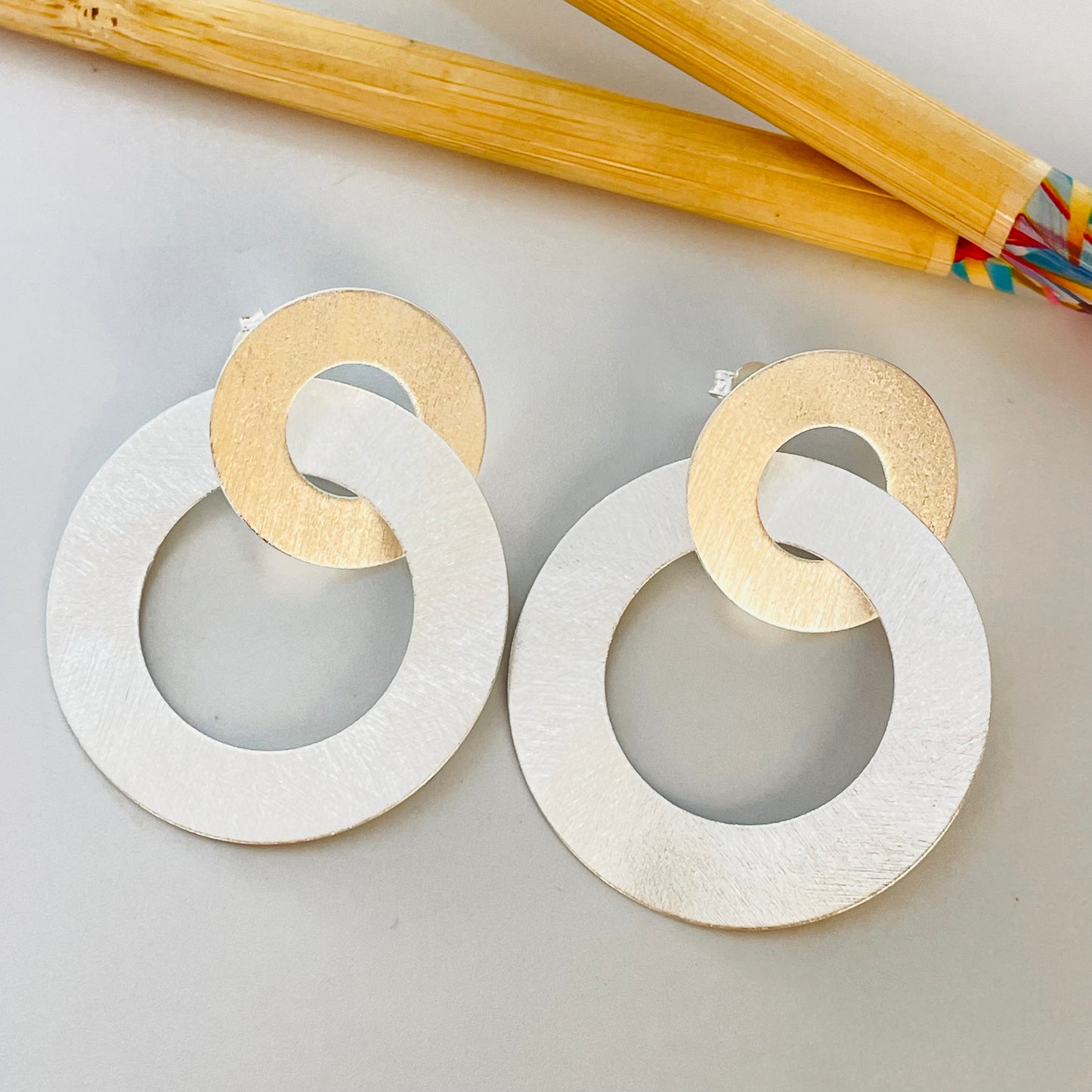 XP408 Aro 2 Argollas Lijadas Entrelazadas 1 diá. 20 mm otra diá. 35 mm Largo Total 38 mm Espesor 0.6 mm Aro Baño Plata Aros Bañados hecho de Bronce Bañado en Plata 50 ml Joyas Bañadas en Plata