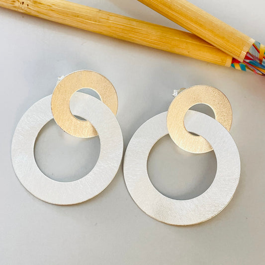 XP408 Aro 2 Argollas Lijadas Entrelazadas 1 diá. 20 mm otra diá. 35 mm Largo Total 38 mm Espesor 0.6 mm Aro Baño Plata Aros Bañados hecho de Bronce Bañado en Plata 50 ml Joyas Bañadas en Plata
