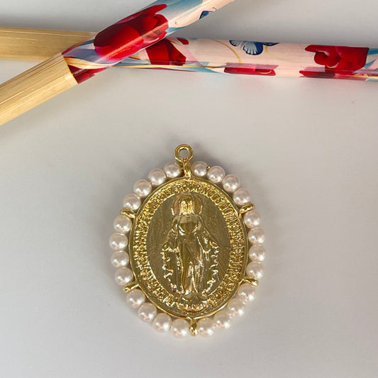 FO1119 Colgante Ovalado Virgen de los Milagros Borde perlas de 4 mm 37 x 32 más argollita Figura Baño Oro Figuras Bañadas hecho de Bronce Bañado en Oro 18K Joyas Bañadas en Oro