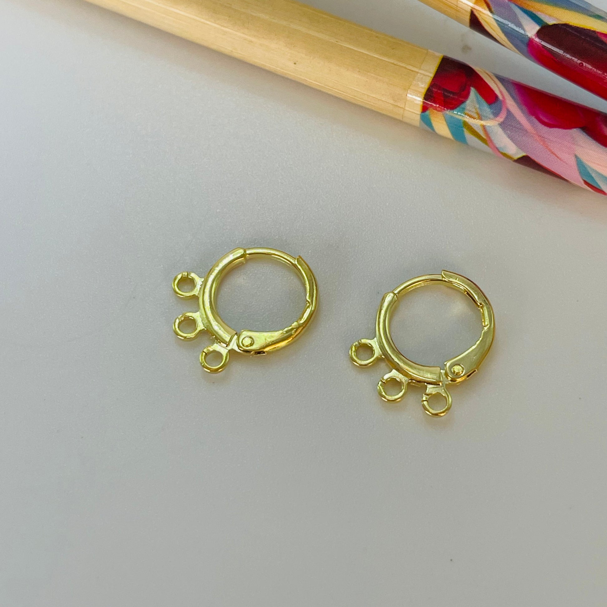 AO131 Aro Argollita de presión con 3 argollas Diá. 12 mm más 3 argollitas de 3 mm Perforación 1.8 mm Accesorio Baño Oro Accesorios Bañados hecho de Bronce Bañado en Oro 18K Joyas Bañadas en Oro