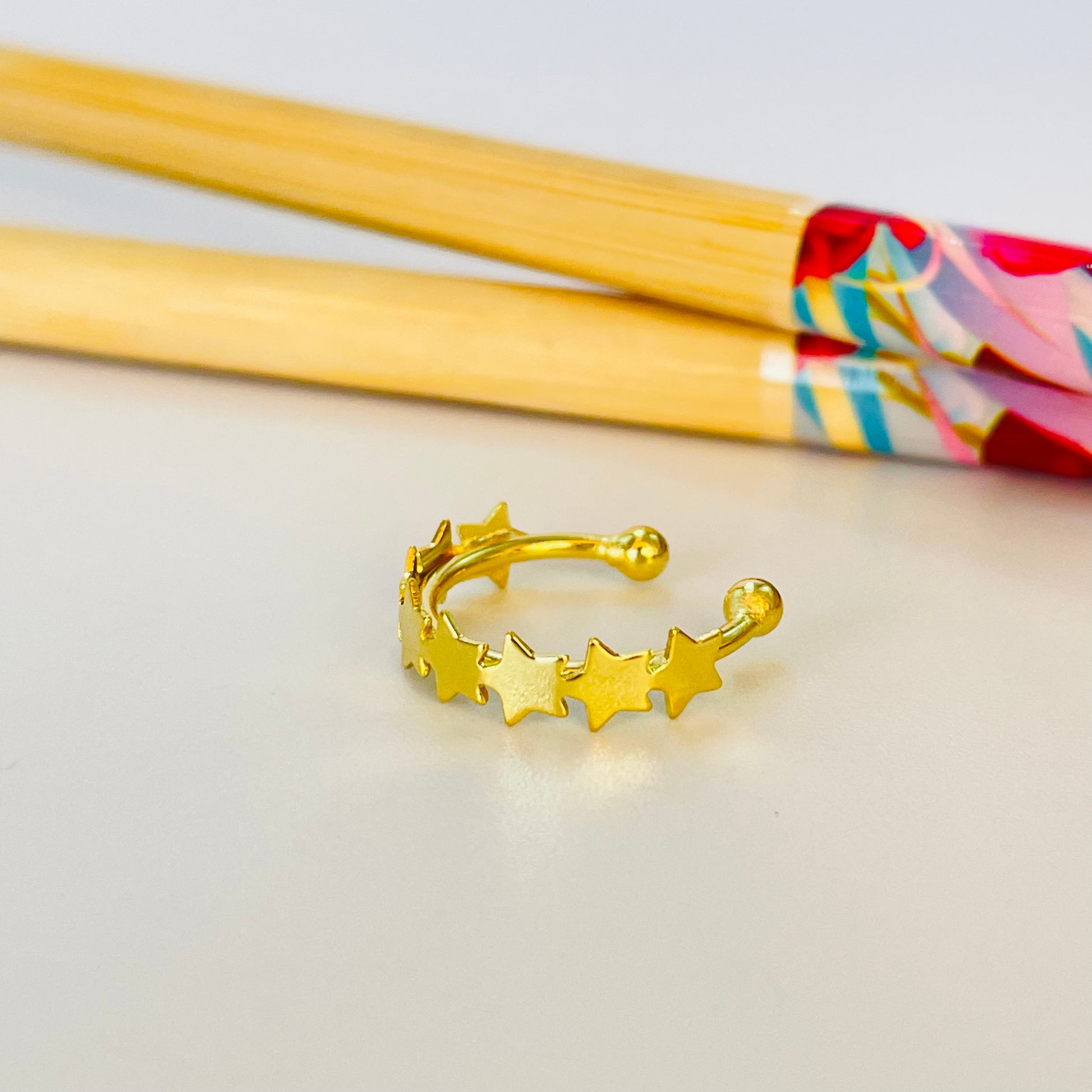 XO411 Cuff Estrellas Diá. 15 mm Ancho estrellitas 4 mm Aro Baño Oro Aros Bañados hecho de Bronce Bañado en Oro 18K Joyas Bañadas en Oro
