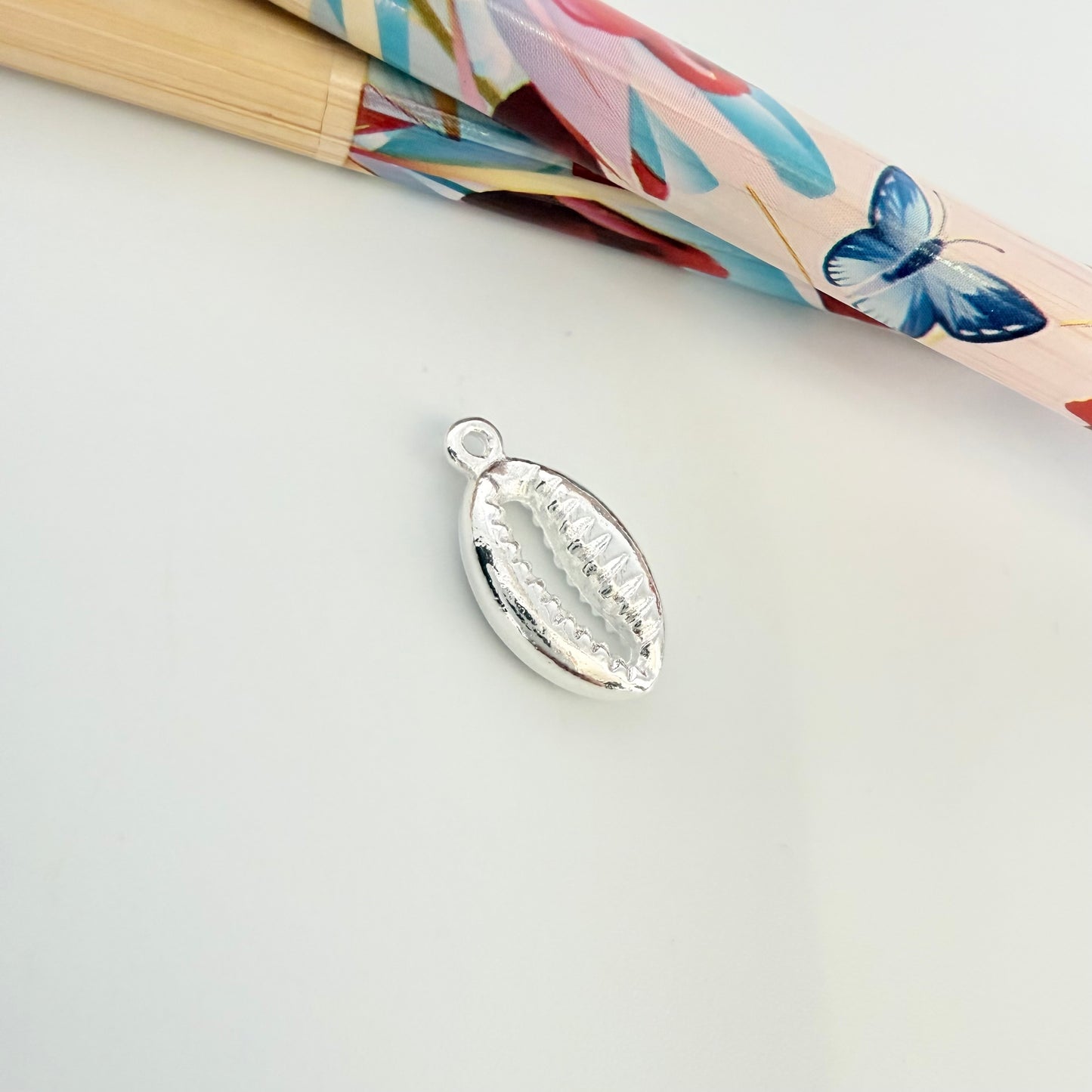 FP1270 Colgante Caracol Marino 14 x 9 mm más argollita Espesor 3.5 mm Figura Baño Plata