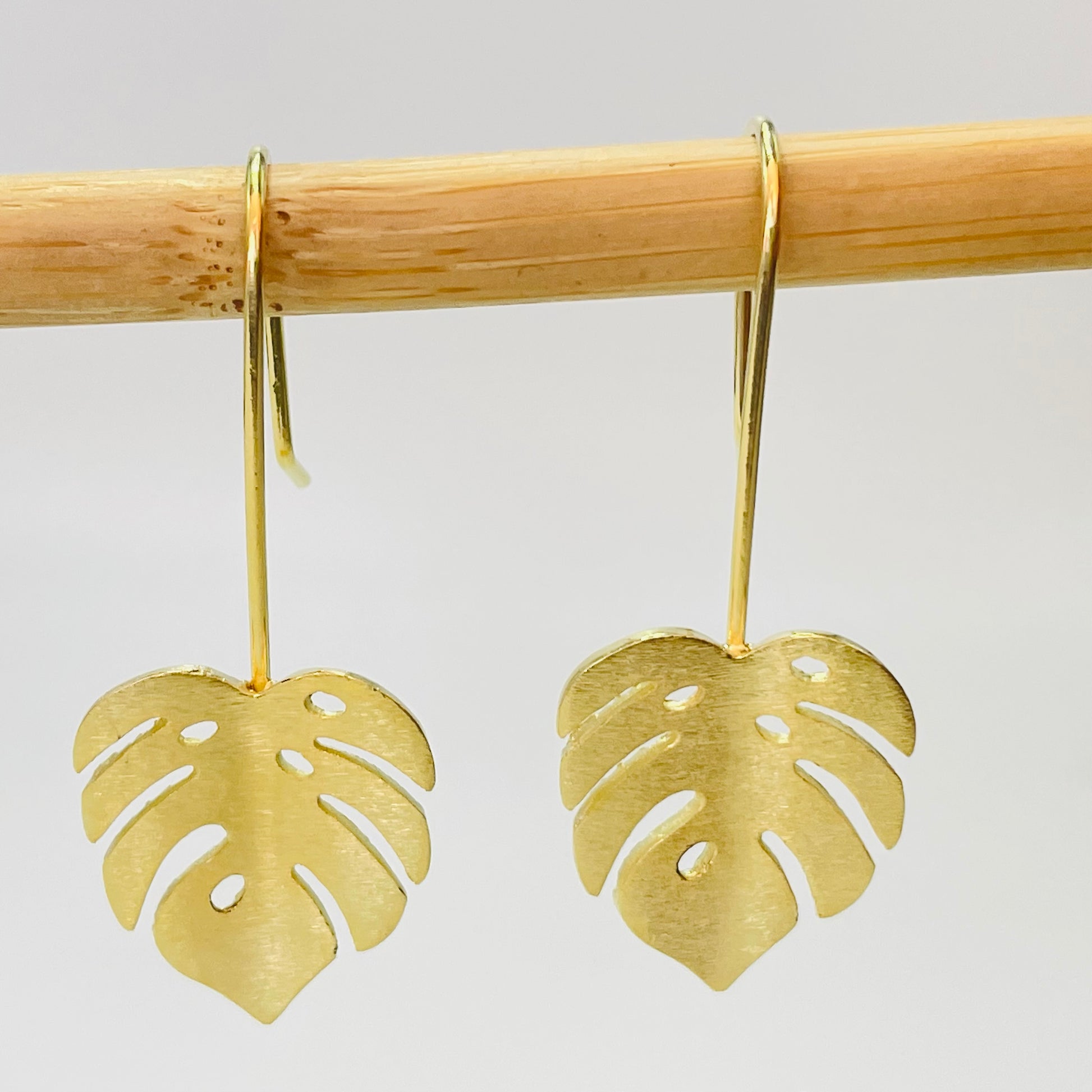 Joyas por Mayor Joyas Bañadas en Oro por Mayor Insumos para Joyas XO481 Aro Hoja Monstera 20 x 16 mm Espesor 1.2 mm con Gancho Largo Total 42 mm Aro Baño Oro