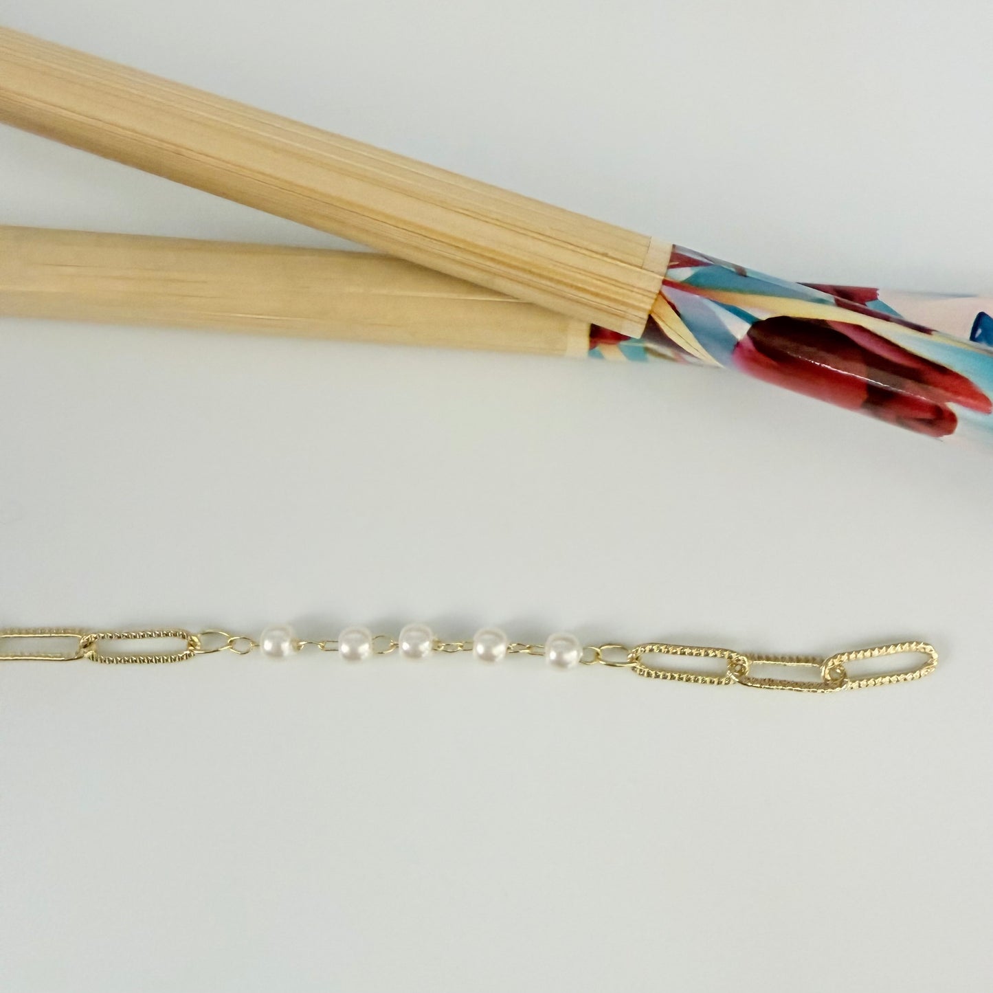 CO236 Cadena Perlas y Eslabones Alternados Perla diá. 3 mm Eslabones Texturados 3 x 10 mm Espesor 0.5 mm Cadena por Metro Baño Oro