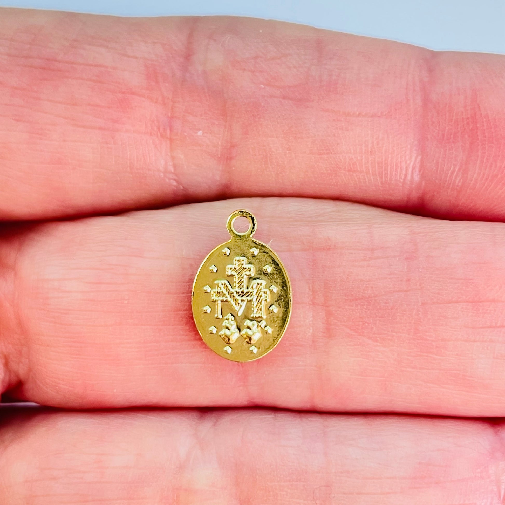 FO737 Colgante Virgen de los Milagros 10 x 8 mm Figura Baño Oro Figuras Bañadas en Oro y Plata hecho de Bronce Bañado en Oro 18K Joyas Bañadas en Oro