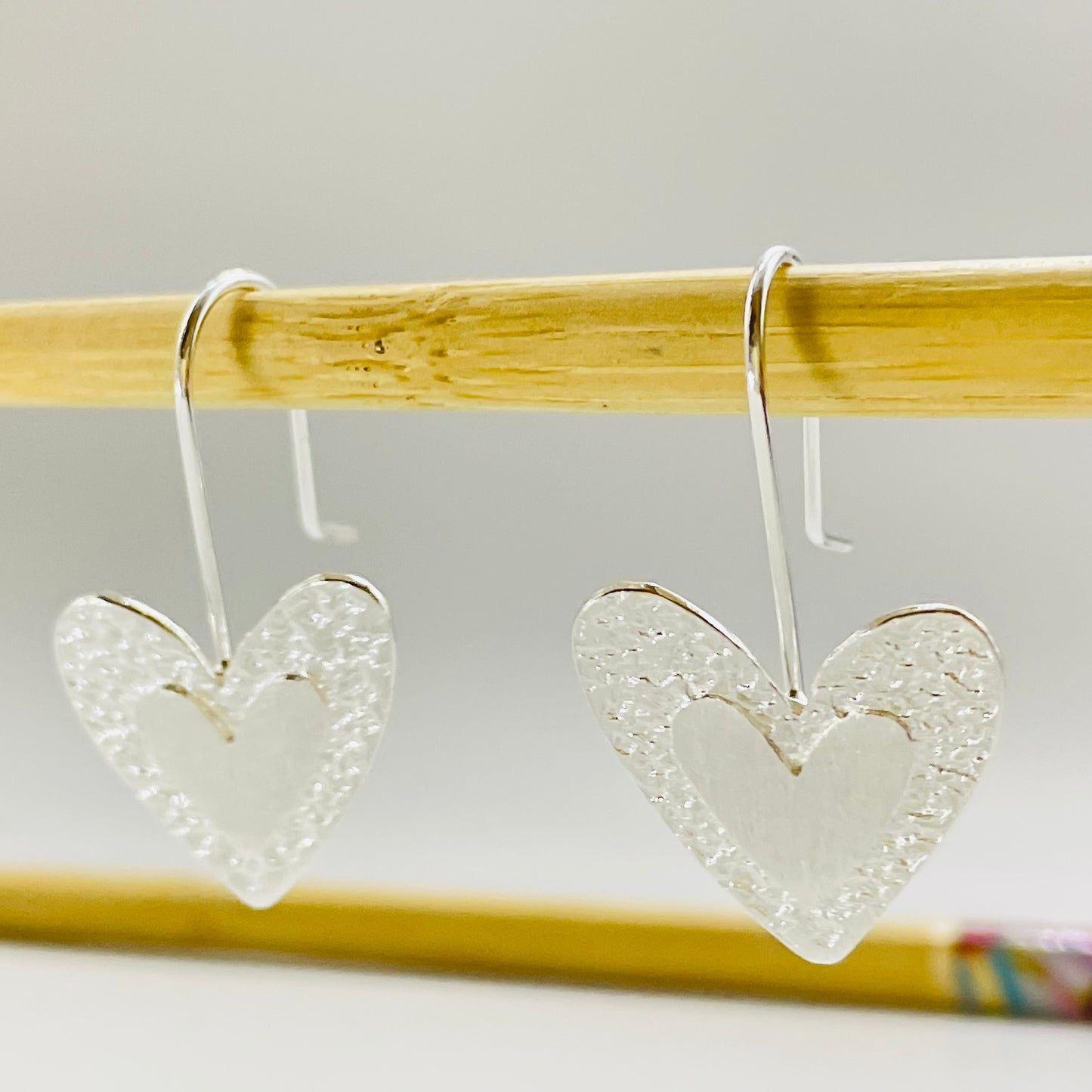 XP385 Aro Colgante con gancho Corazón borde martelado y corazón en relieve 22 x 20 mm Largo Total 32 mm Aro Baño Plata Aros Bañados hecho de Bronce Bañado en Plata 50 ml Joyas Bañadas en Plata