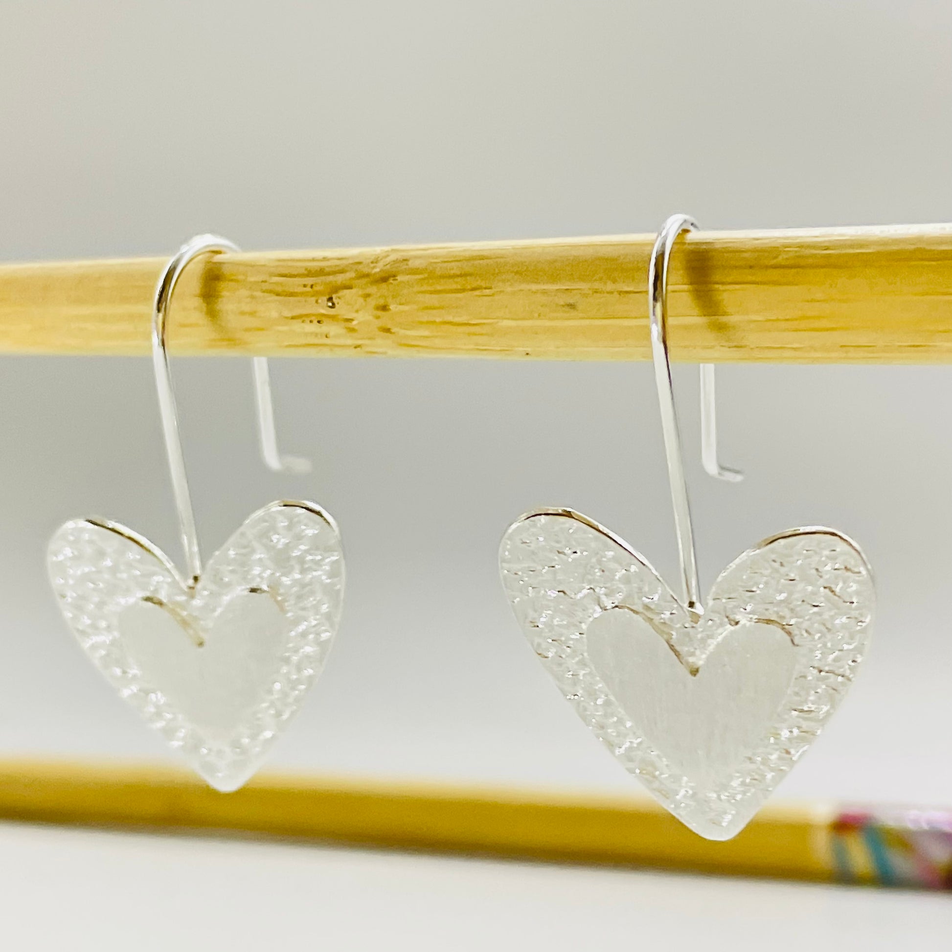 XP385 Aro Colgante con gancho Corazón borde martelado y corazón en relieve 22 x 20 mm Largo Total 32 mm Aro Baño Plata Aros Bañados hecho de Bronce Bañado en Plata 50 ml Joyas Bañadas en Plata