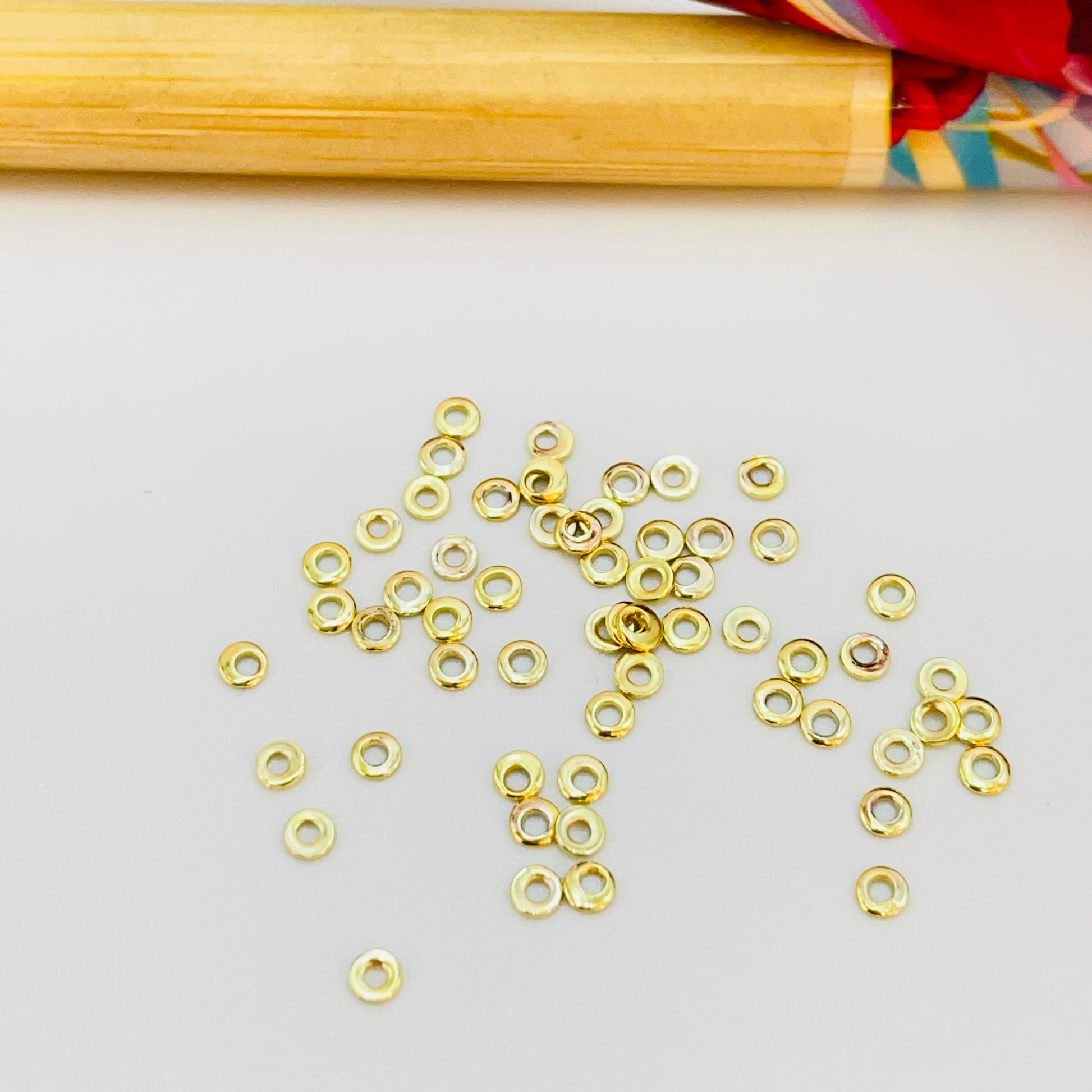 MO35 Argollita Plana 2 x 1 mm Accesorio Baño Oro Accesorios Bañados en Oro y Plata hecho de Bronce Bañado en Oro 18K