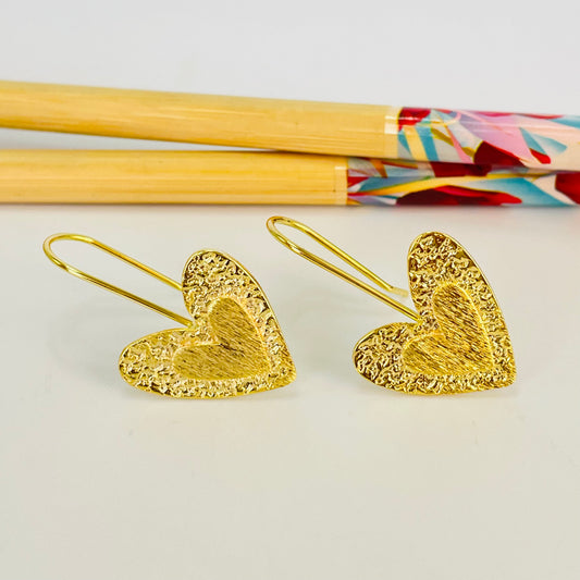 XO385 Aro Colgante con gancho Corazón borde martelado y corazón en relieve 22 x 20 mm Largo Total 32 mm Aro Baño Oro Aros Bañados hecho de Bronce Bañado en Oro 18K Joyas Bañadas en Oro