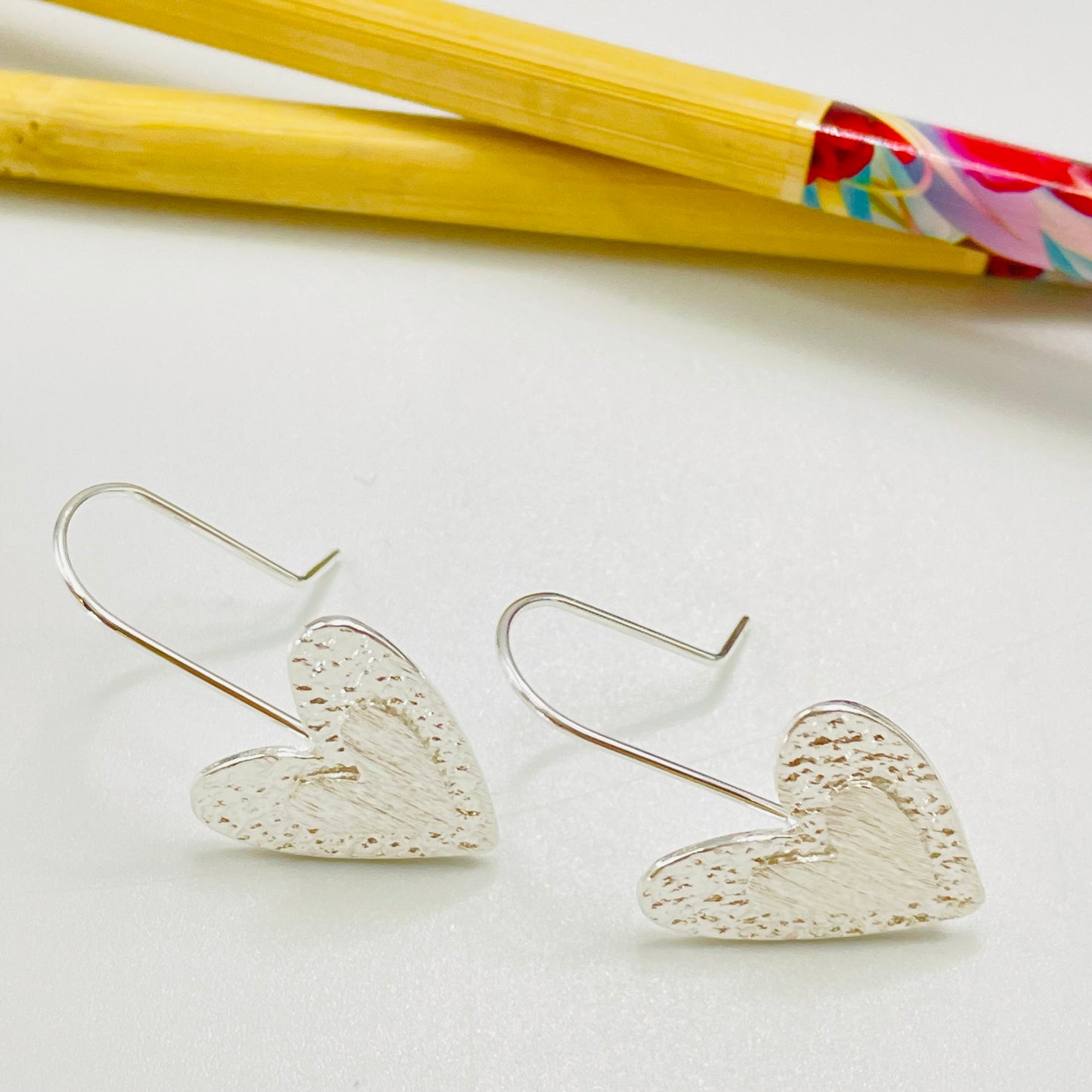 XP385 Aro Colgante con gancho Corazón borde martelado y corazón en relieve 22 x 20 mm Largo Total 32 mm Aro Baño Plata Aros Bañados hecho de Bronce Bañado en Plata 50 ml Joyas Bañadas en Plata