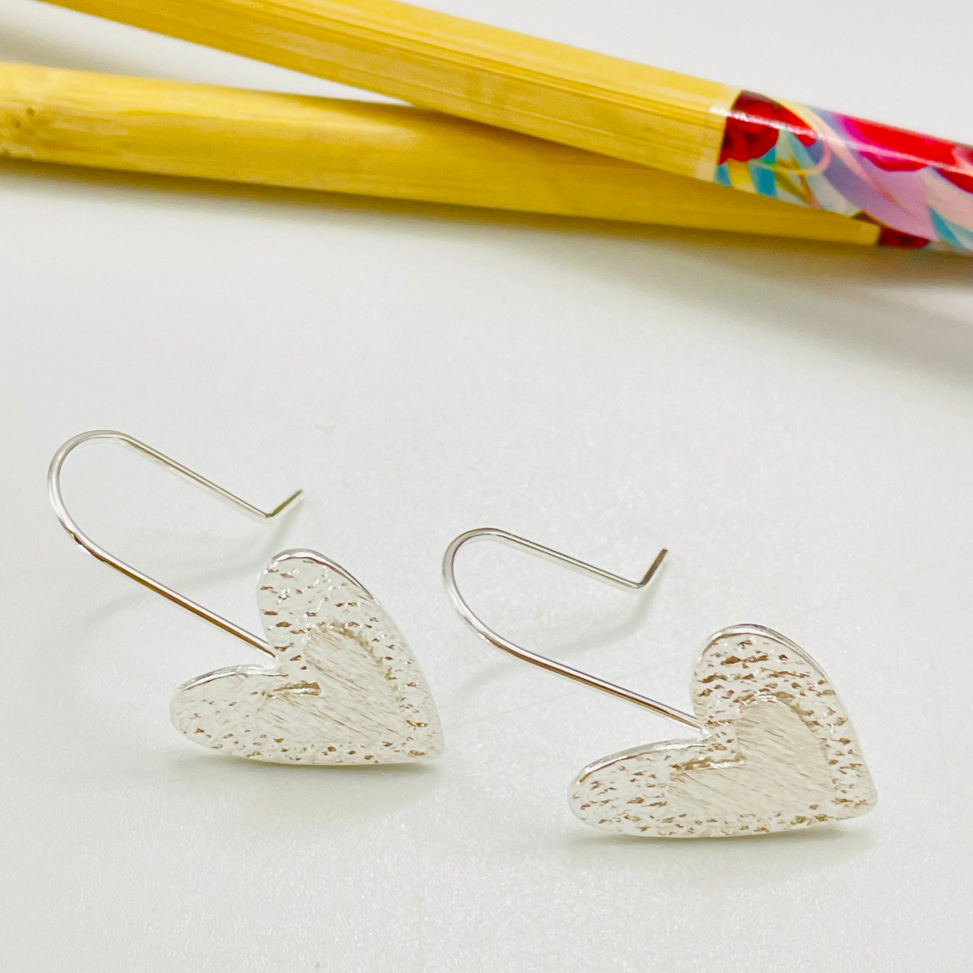 XP385 Aro Colgante con gancho Corazón borde martelado y corazón en relieve 22 x 20 mm Largo Total 32 mm Aro Baño Plata Aros Bañados hecho de Bronce Bañado en Plata 50 ml Joyas Bañadas en Plata