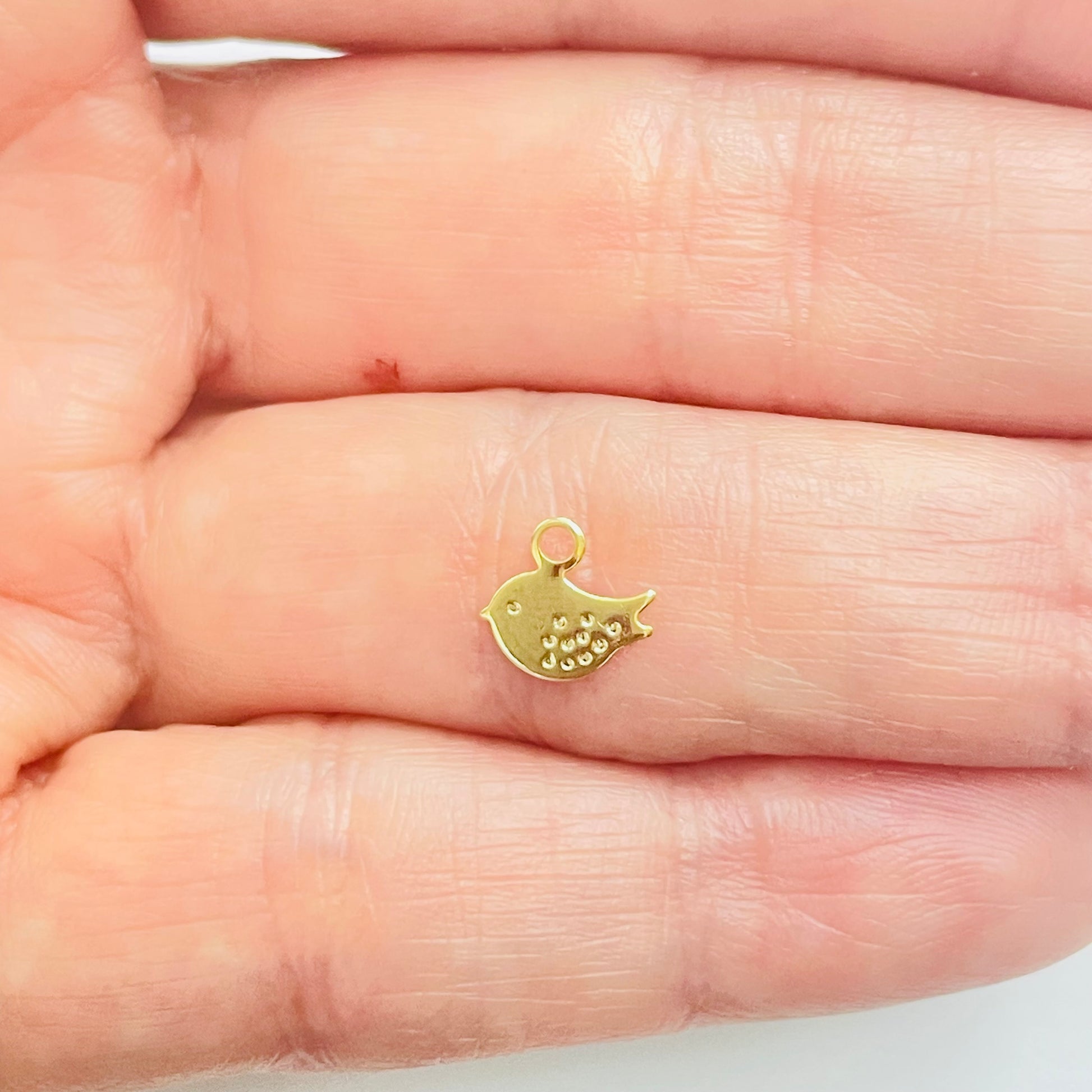 FO430 Pajarito 8 x 7 mm Figura Baño Oro Figuras Bañadas en Oro y Plata hecho de Bronce Bañado en Oro 18K