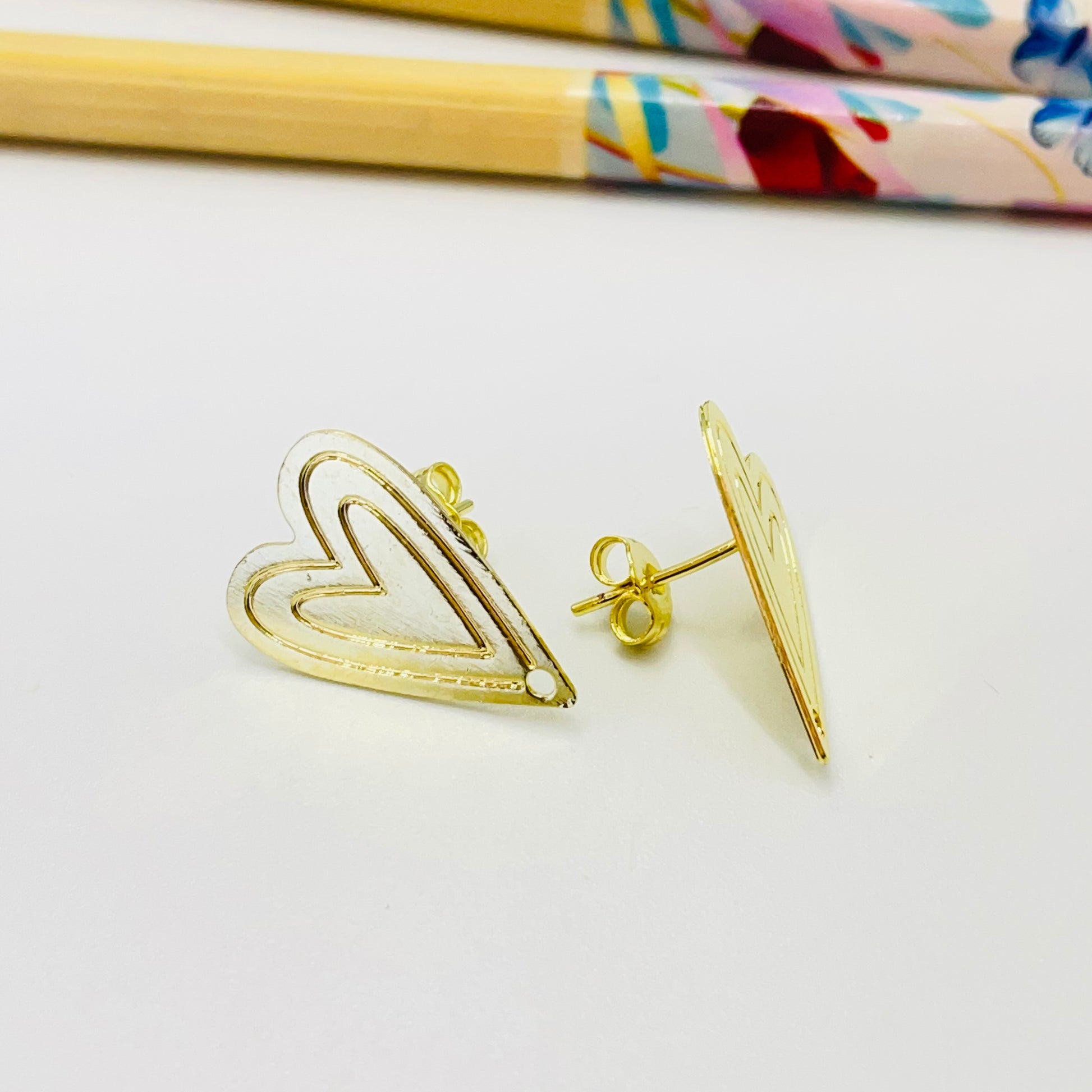 Joyas por Mayor Joyas Bañadas en Oro por Mayor Insumos para Joyas BO111 Base de Aro Corazón con corazones estampados perforación inferior 20 x 14 mm Espesor 0.8 mm Base de Aro Baño Oro