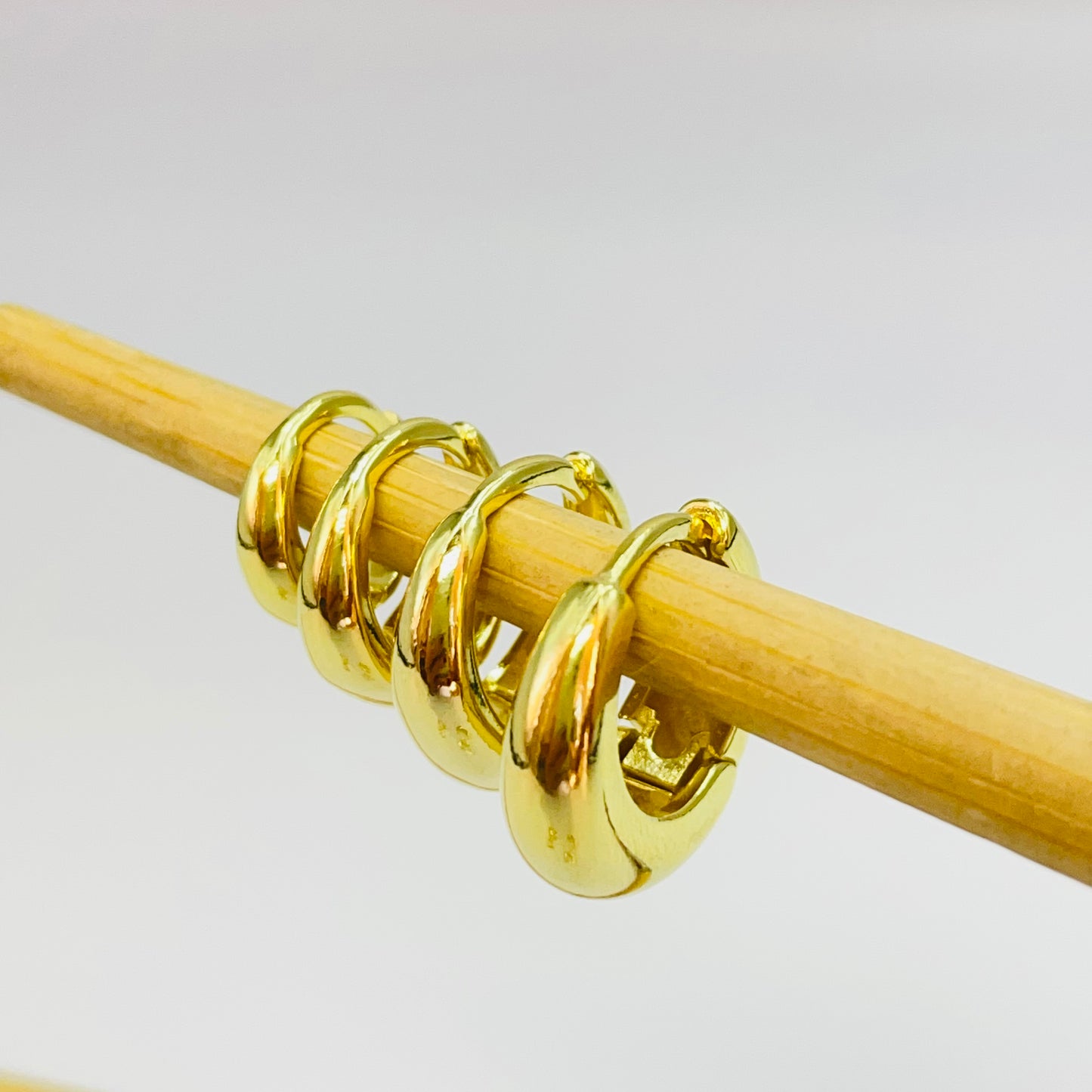 Joyas por Mayor Joyas Bañadas en Oro por Mayor Insumos para Joyas XO491 Aro Argolla Tipo Gota Presión Ancho de 2.5 a 5 mm Espesor 1 mm Aro Baño Oro