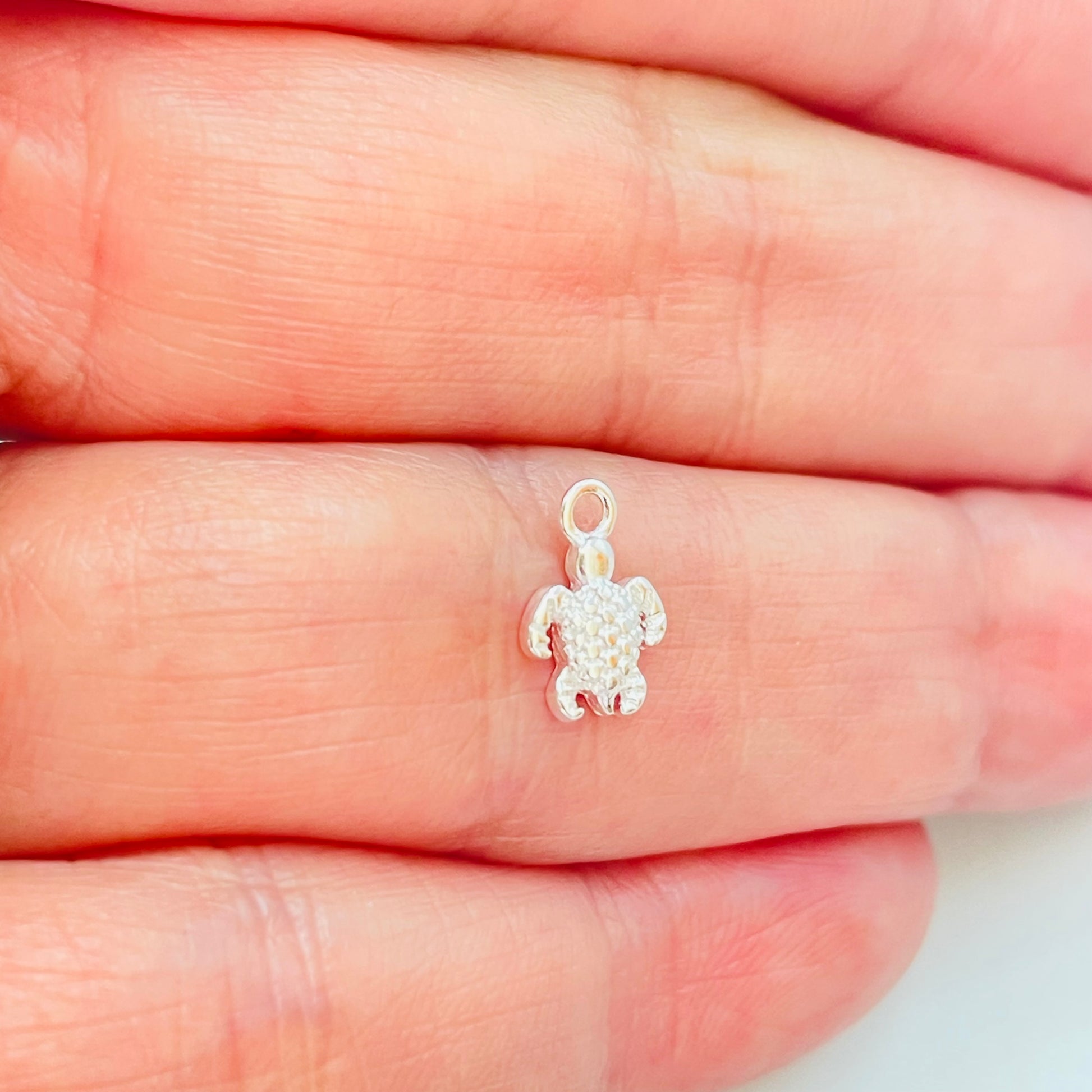 Joyas por Mayor Joyas Bañadas en Plata por Mayor Insumos para Joyas FP1169 Colgante Mini Tortuga Texturada 7 x 7 mm más argollita Espesor 2 mm Figura Baño Plata