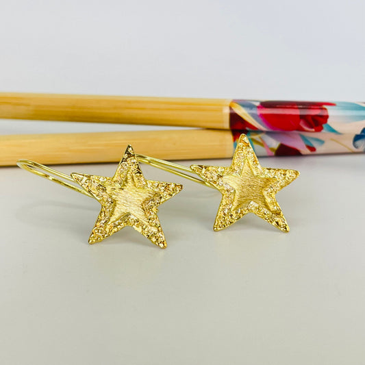 XO387 Aro Colgante con gancho Estrella borde martelado y estrella en relieve 22 x 20 mm Largo Total 35 mm Aro Baño Oro Aros Bañados hecho de Bronce Bañado en Oro 18K Joyas Bañadas en Oro