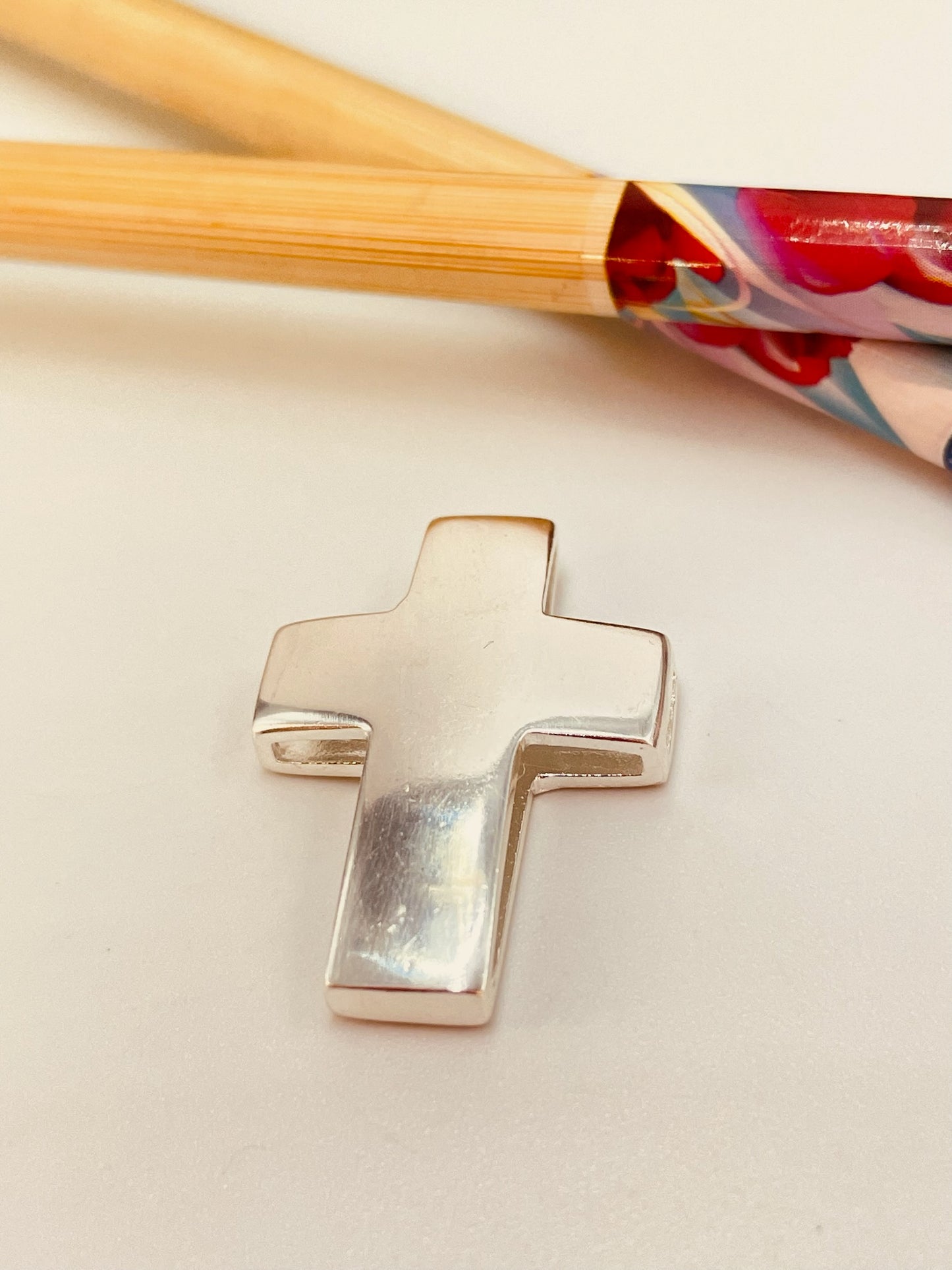 FP903 Cruz Lisa para pasar 30x21 mm espesor 4 mm Figura Baño Plata