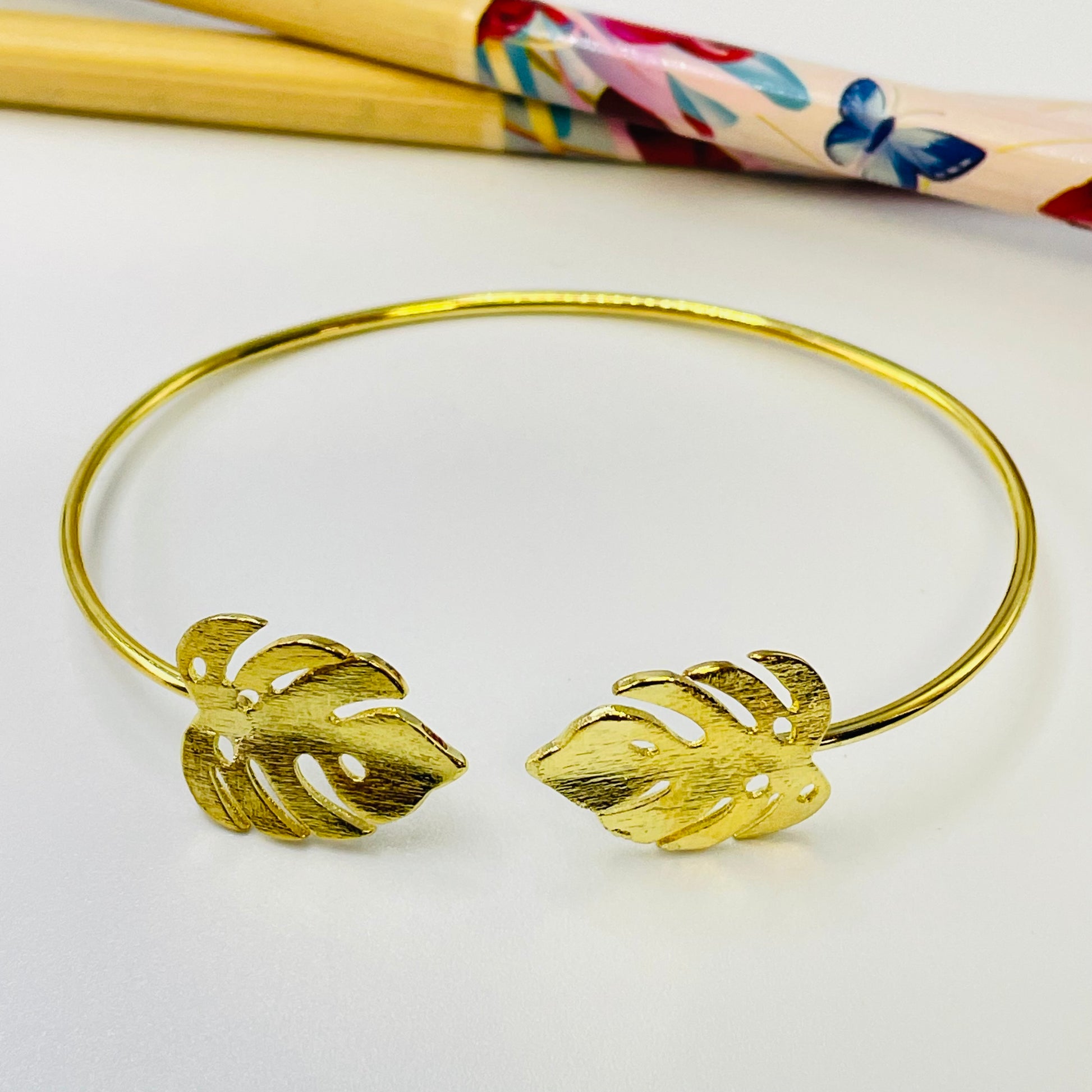 Joyas por Mayor Joyas Bañadas en Oro por Mayor Insumos para Joyas EO28 Esclava con Monstera en puntas 20 x 17 mm Diá. 65 mm espesor 1.5 mm Esclava Baño Oro