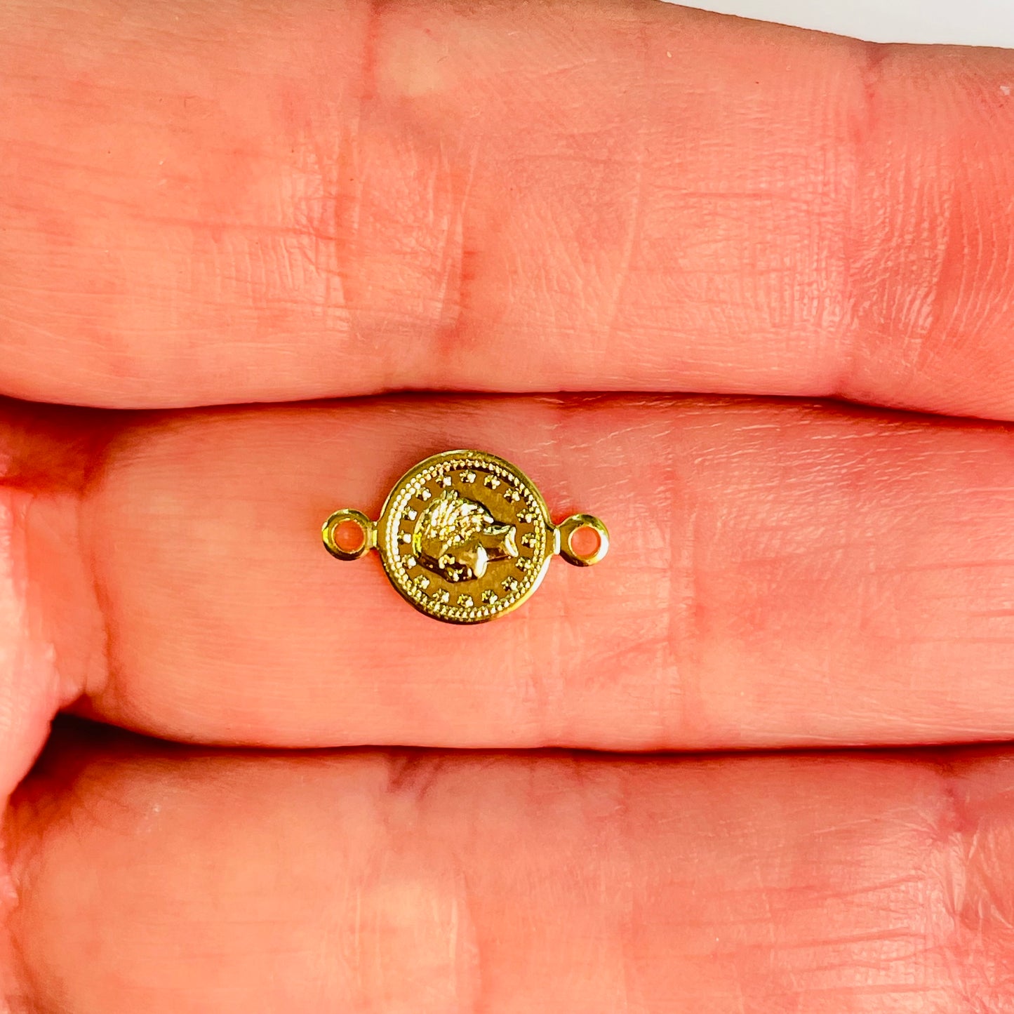Joyas por Mayor Joyas Bañadas en Oro por Mayor Insumos para Joyas FO1195 Conector Mini Moneda Lira Diá. 7 mm más argollitas Espesor 1 mm Figura Baño Oro