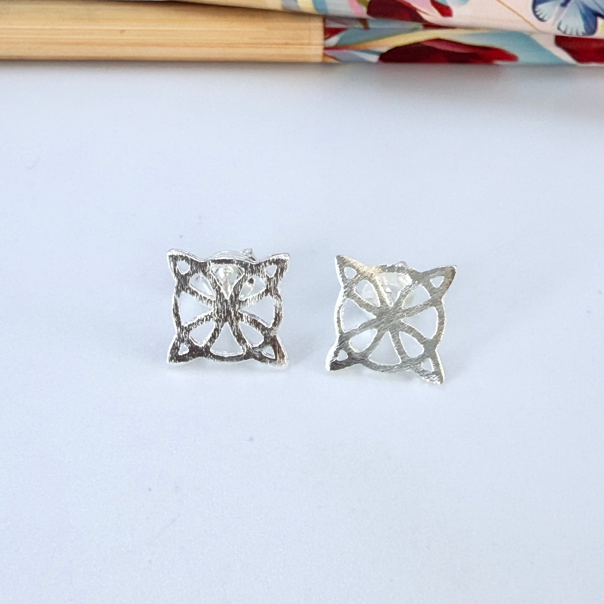 Joyas por Mayor Joyas Bañadas en Plata por Mayor Insumos para Joyas XP561 Aro Nudo de Bruja Lijado 15 x 15 mm Espesor 1 mm Aro Baño Plata