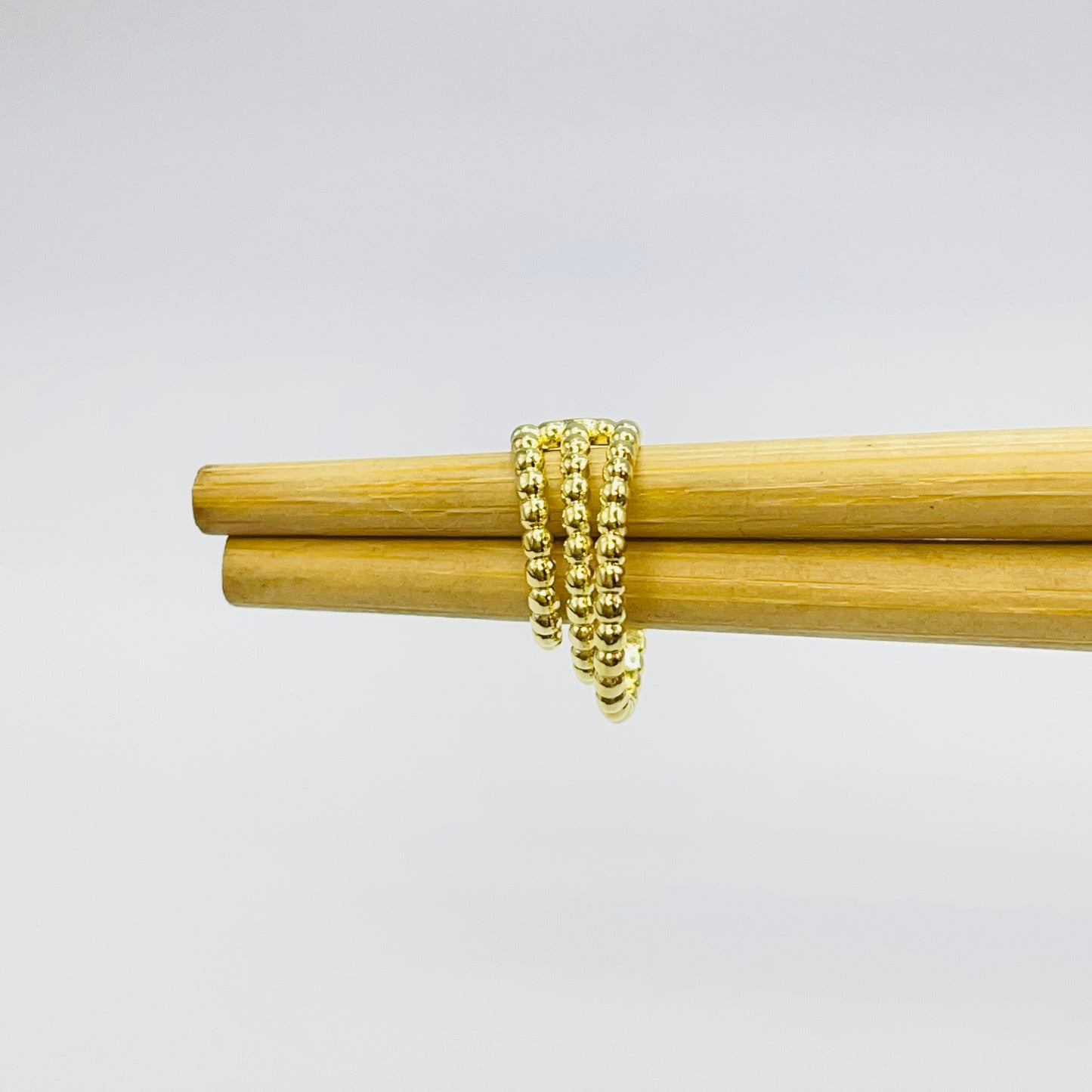 XO548 Cuff 3 argollas unidas 15 13 y 11 mm bolitas 1.8 mm Ancho total 7.5 mm Aro Baño Oro