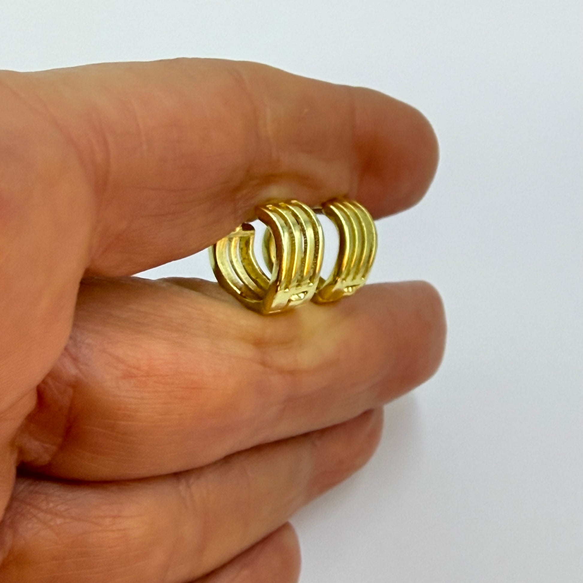 Joyas por Mayor Joyas Bañadas en Oro por Mayor Insumos para Joyas XO557 Aro Argolla Click 3 Líneas Onduladas diá. 12 mm Ancho 6 mm Espesor 1.5 mm Aro Baño Oro