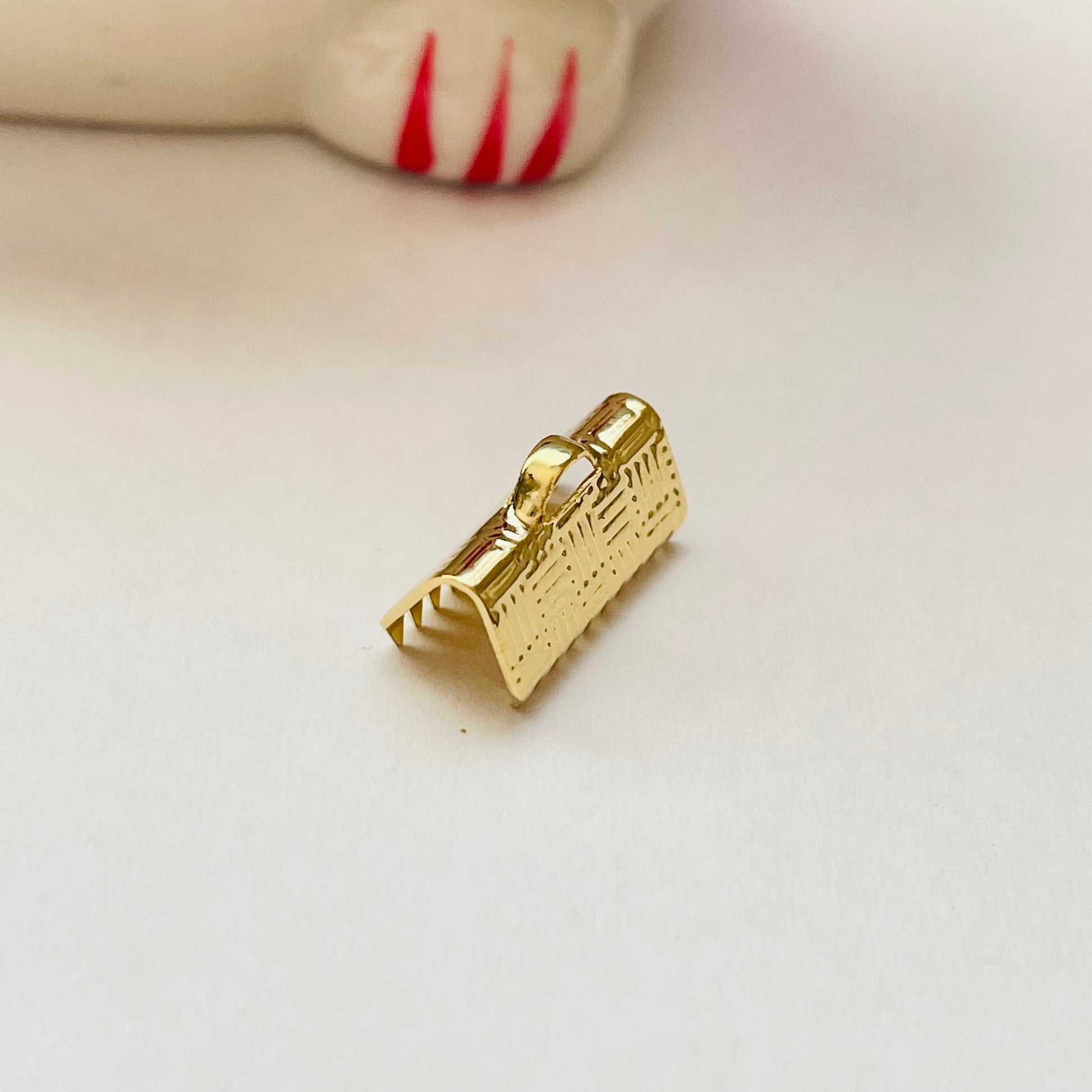 AO144 Terminal de Apriete para pulsera o collar 6 x 14 mm Accesorio Baño Oro Accesorios Bañados hecho de Bronce Bañado en Oro 18K Joyas Bañadas en Oro