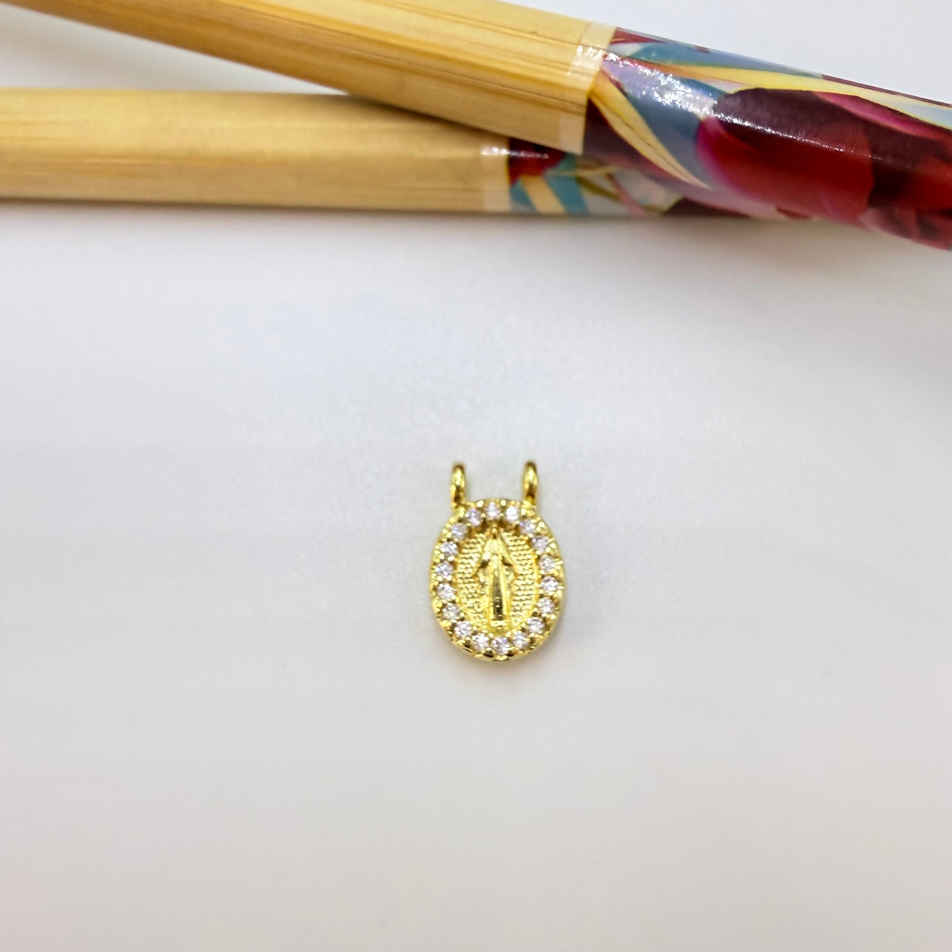 Joyas por Mayor Joyas Bañadas en Oro por Mayor Insumos para Joyas FO1246 Colgante Virgen de los Milagros Borde con Circones 9 x 8 mm con 2 argollitas de 3 mm Espesor 2.5 mm Figura Baño Oro
