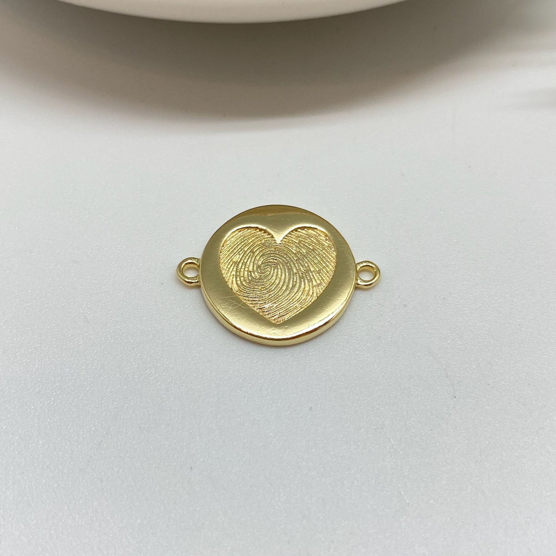 Joyas por Mayor Joyas Bañadas en Oro por Mayor Insumos para Joyas FO1240 Conector Corazón y Huella Digital Diá. 15 mm más 2 argollitas 3 mm c/u Espesor 1.8 mm Figura Baño Oro