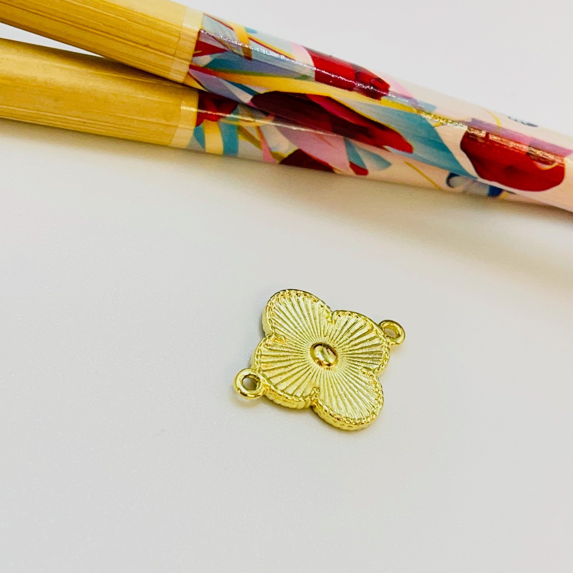 Joyas por Mayor Joyas Bañadas en Oro por Mayor Insumos para Joyas FO1177 Conector Tipo Trébol 4 hojas Punto Central en relieve líneas estampadas borde rutilado 15 mm más argollitas Espesor 1.2 mm Figura Baño Oro
